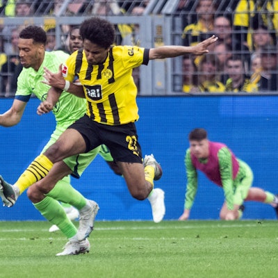 Dortmunds Karim Adeyemi (r) und Felix Nmecha von Wolfsburg in Aktion.