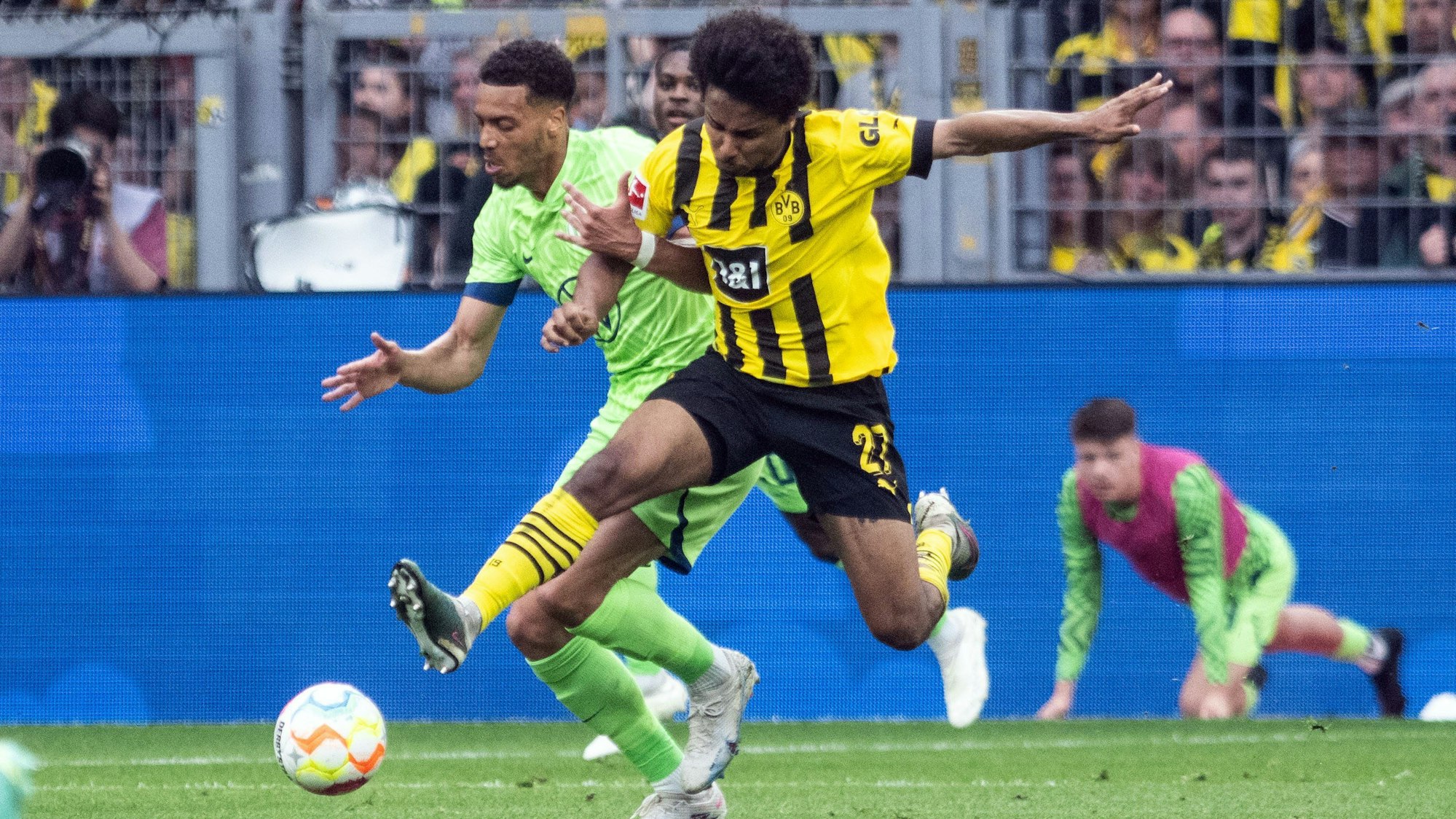 Dortmunds Karim Adeyemi (r) und Felix Nmecha von Wolfsburg in Aktion.