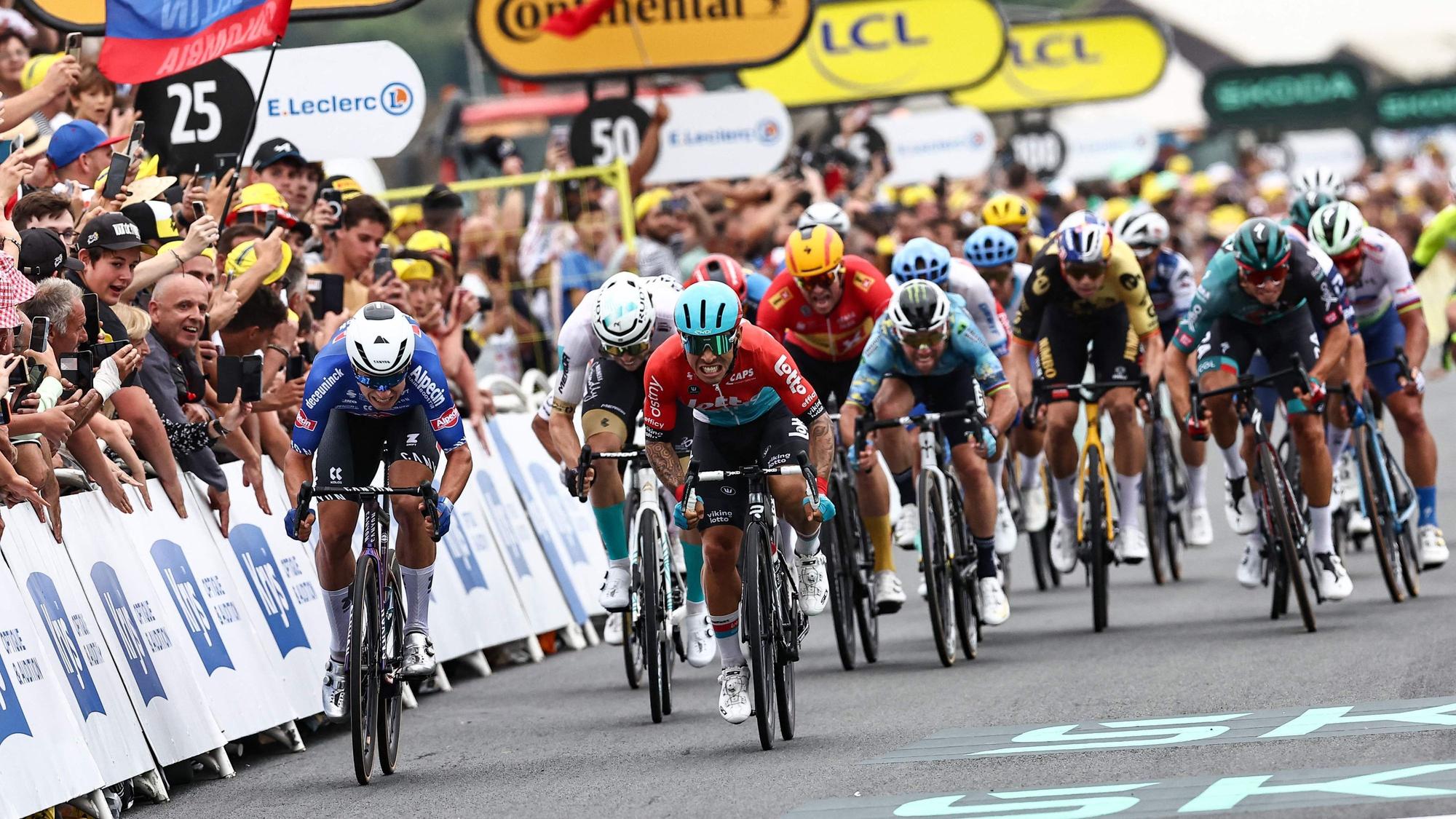 Der deutsche Radprofi Phil Bauhaus (2. v.l.) ist bei der vierten Tour-de-France-Etappe Dritter geworden.