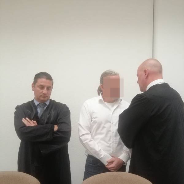 Das Bild zeigt den Hürther mit seinen beiden Anwälten.