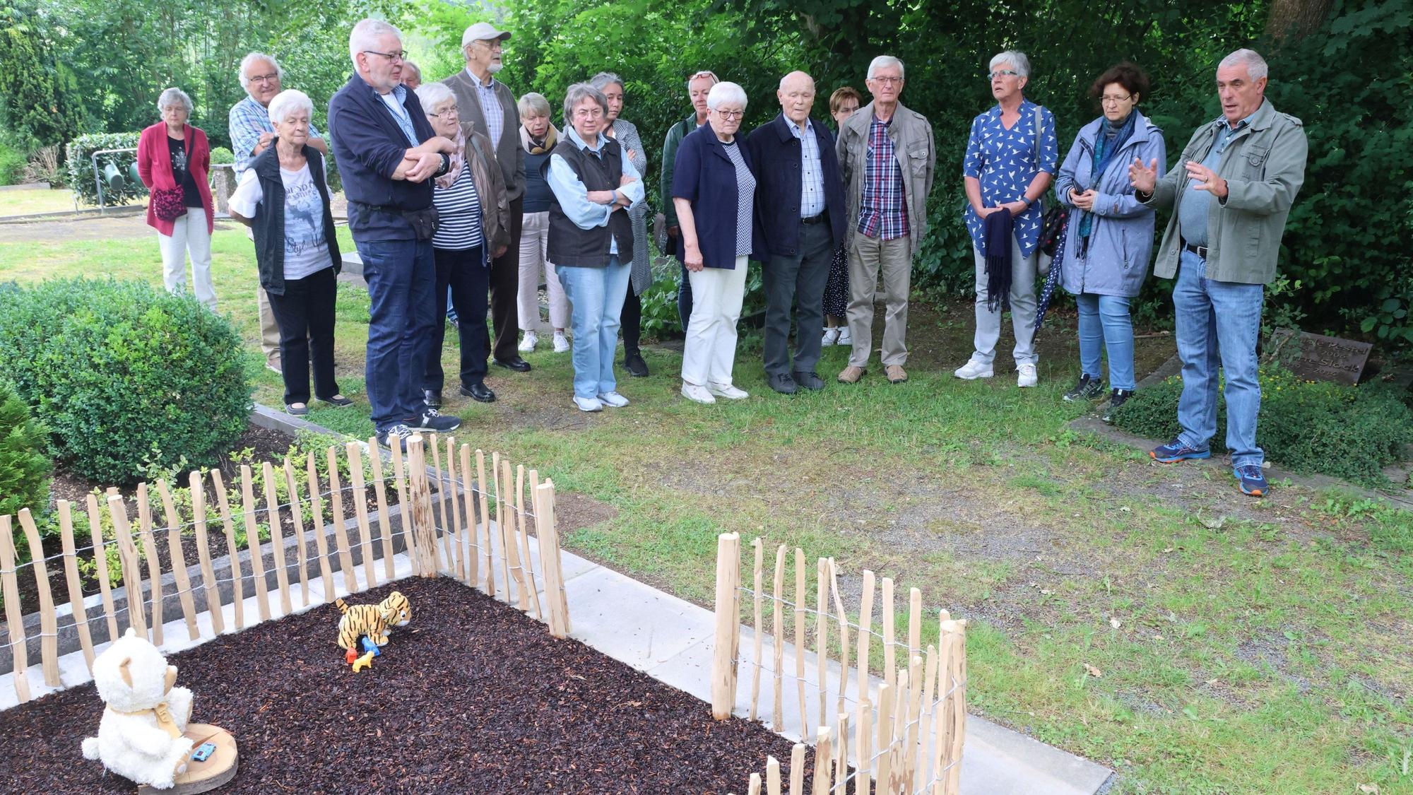 Im Trauergarten auf dem Friedhof der Morsbacher Ortschaft Holpe gibt es auch einen Trauergarten. Dort dürfen Eltern auch Spielzeug ablegen, wie Volker Schlösser von der zuständigen Arbeitsgemeinschaft erklärte.