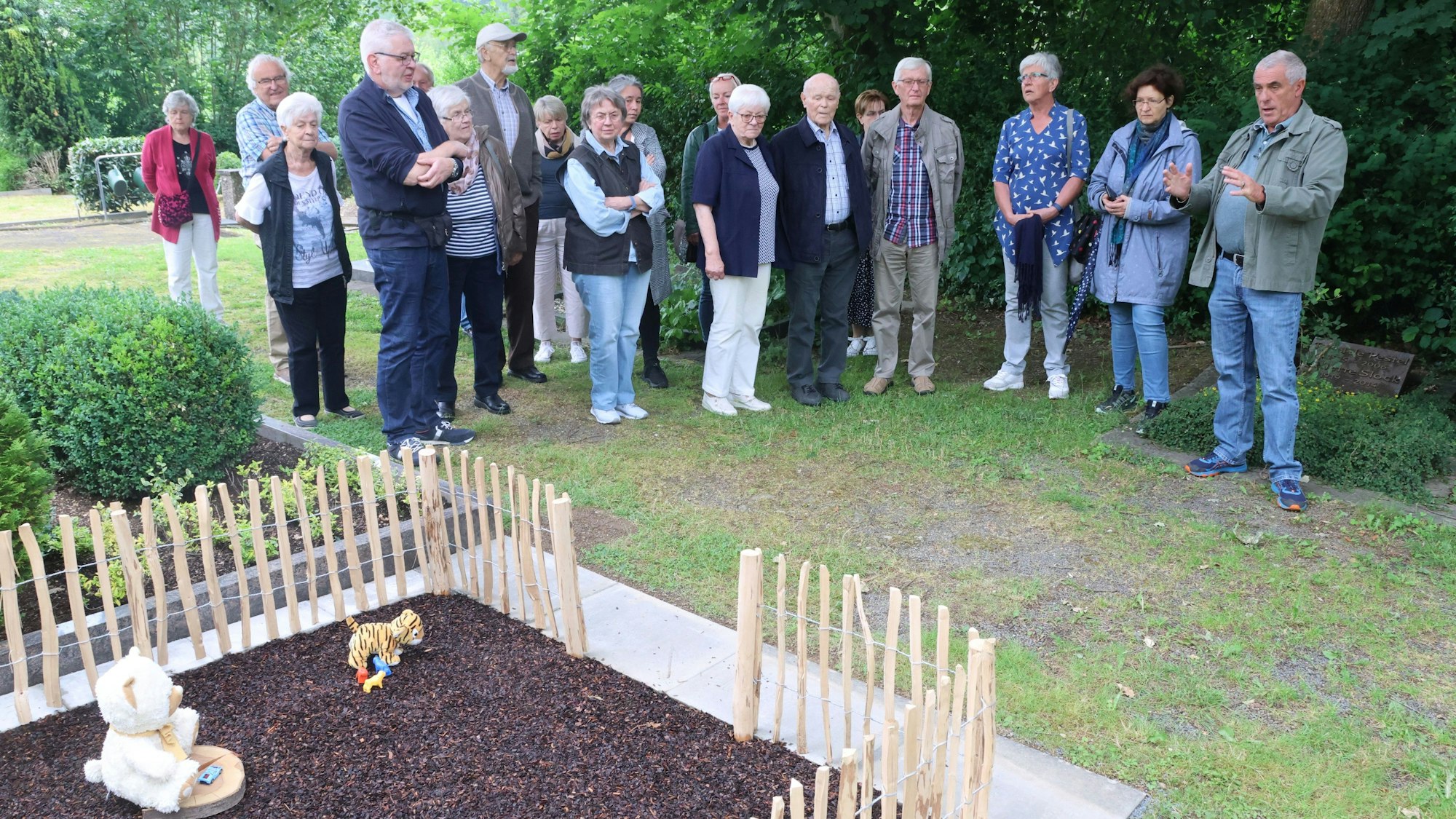 Im Trauergarten auf dem Friedhof der Morsbacher Ortschaft Holpe gibt es auch einen Trauergarten. Dort dürfen Eltern auch Spielzeug ablegen, wie Volker Schlösser von der zuständigen Arbeitsgemeinschaft erklärte.
