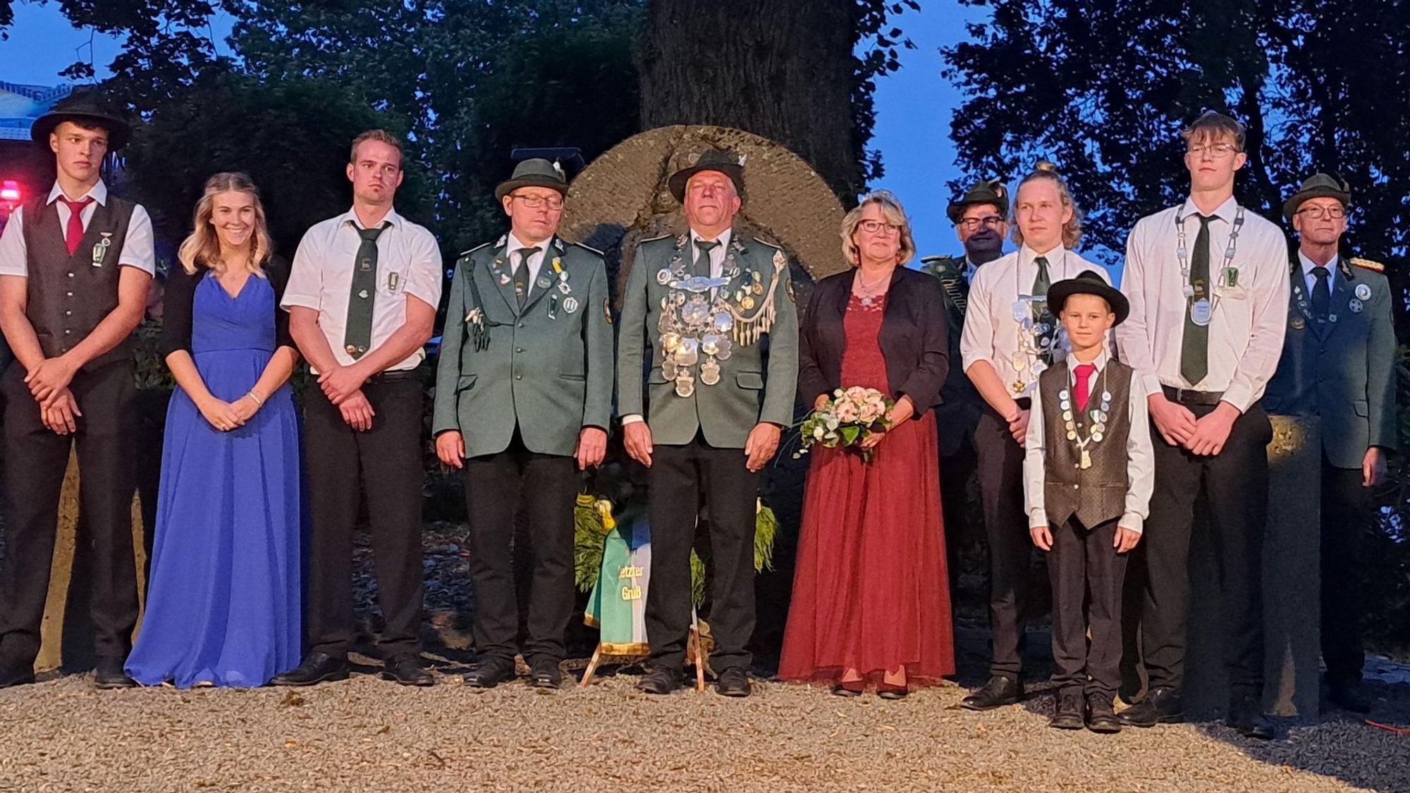 Der neue Wipperfelder Schützenkönig Ralf-Peter Röttgen steht mit weiteren Schützenmajestäten nach der Krönung zusammen.