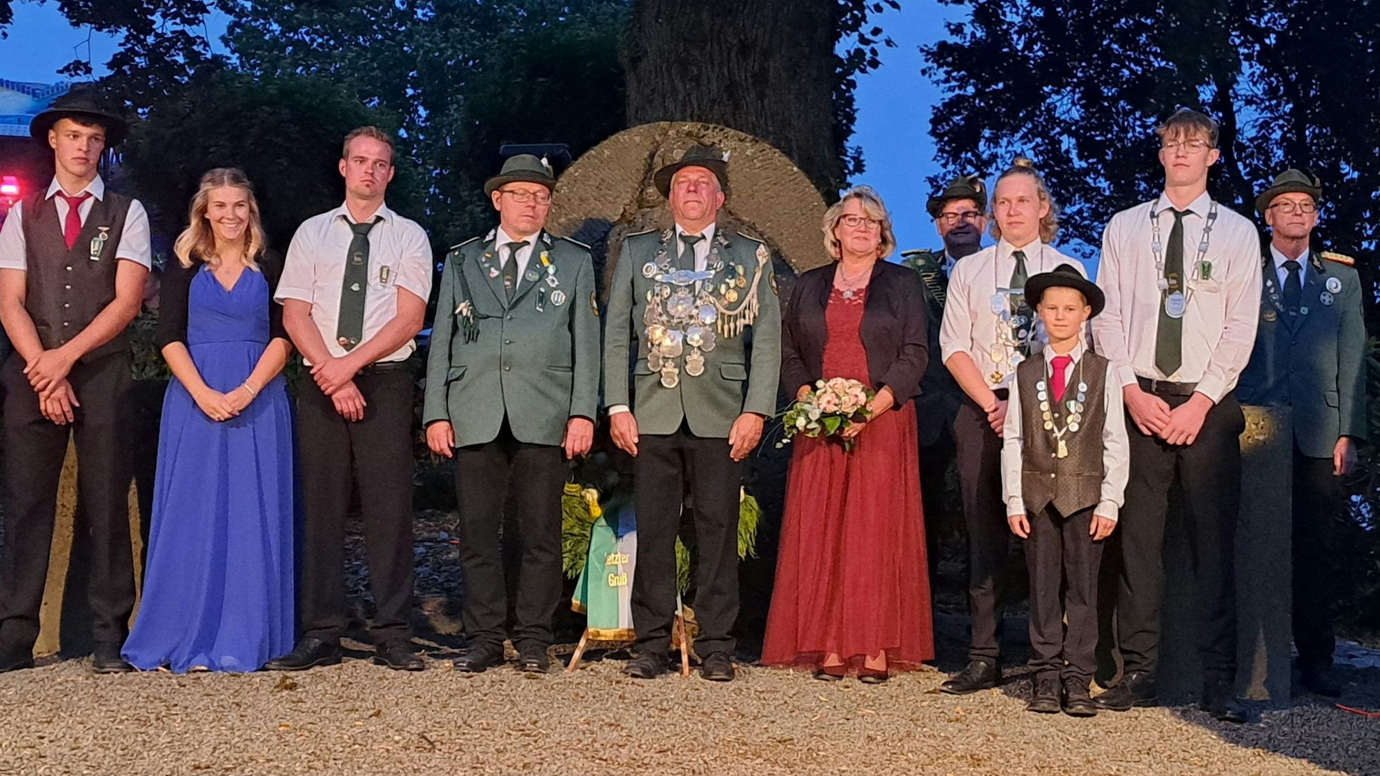 Der neue Wipperfelder Schützenkönig Ralf-Peter Röttgen steht mit weiteren Schützenmajestäten nach der Krönung zusammen.