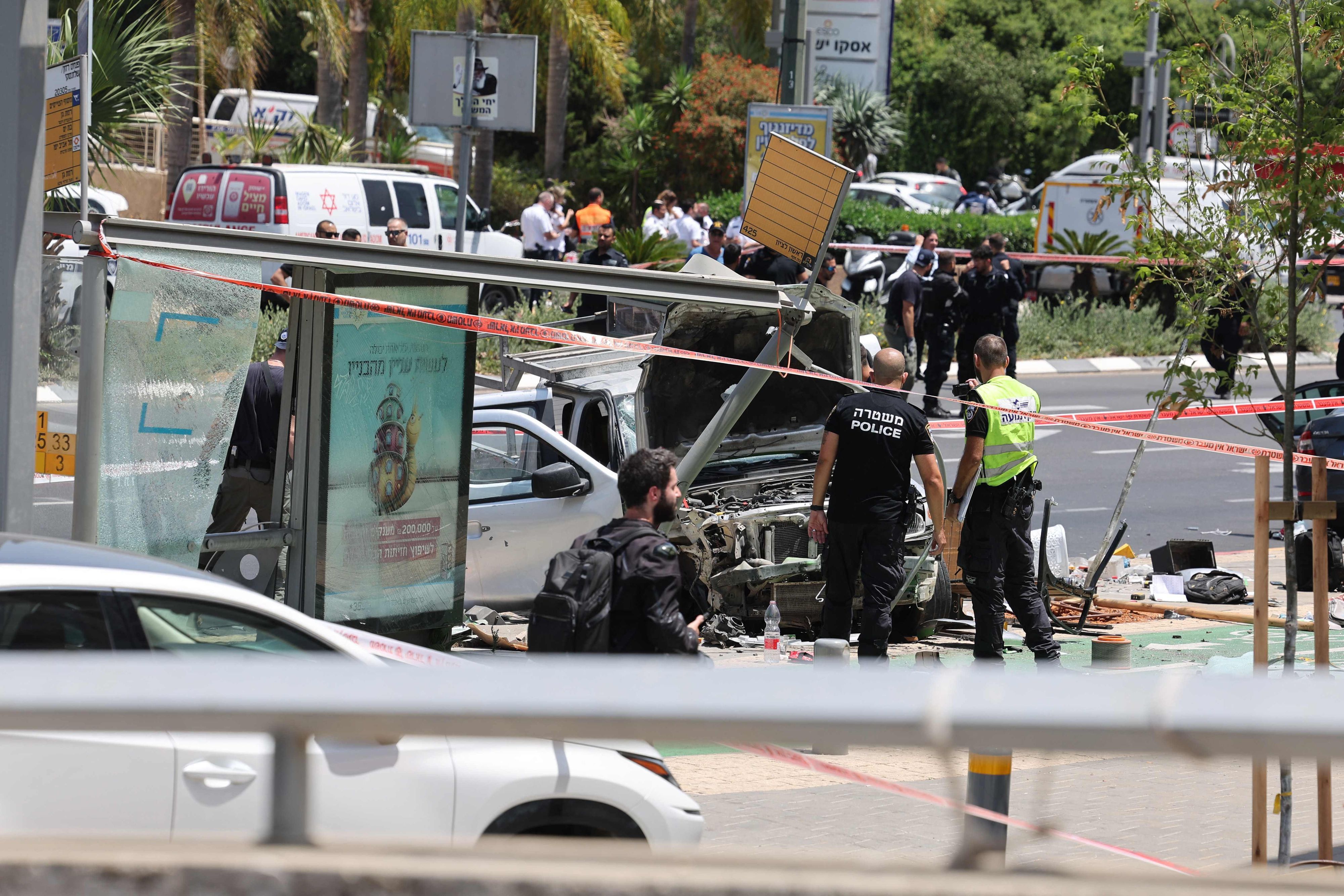 Israelische Sanitäter sichern die Unfallstelle nach einem mutmaßlichen Anschlag.