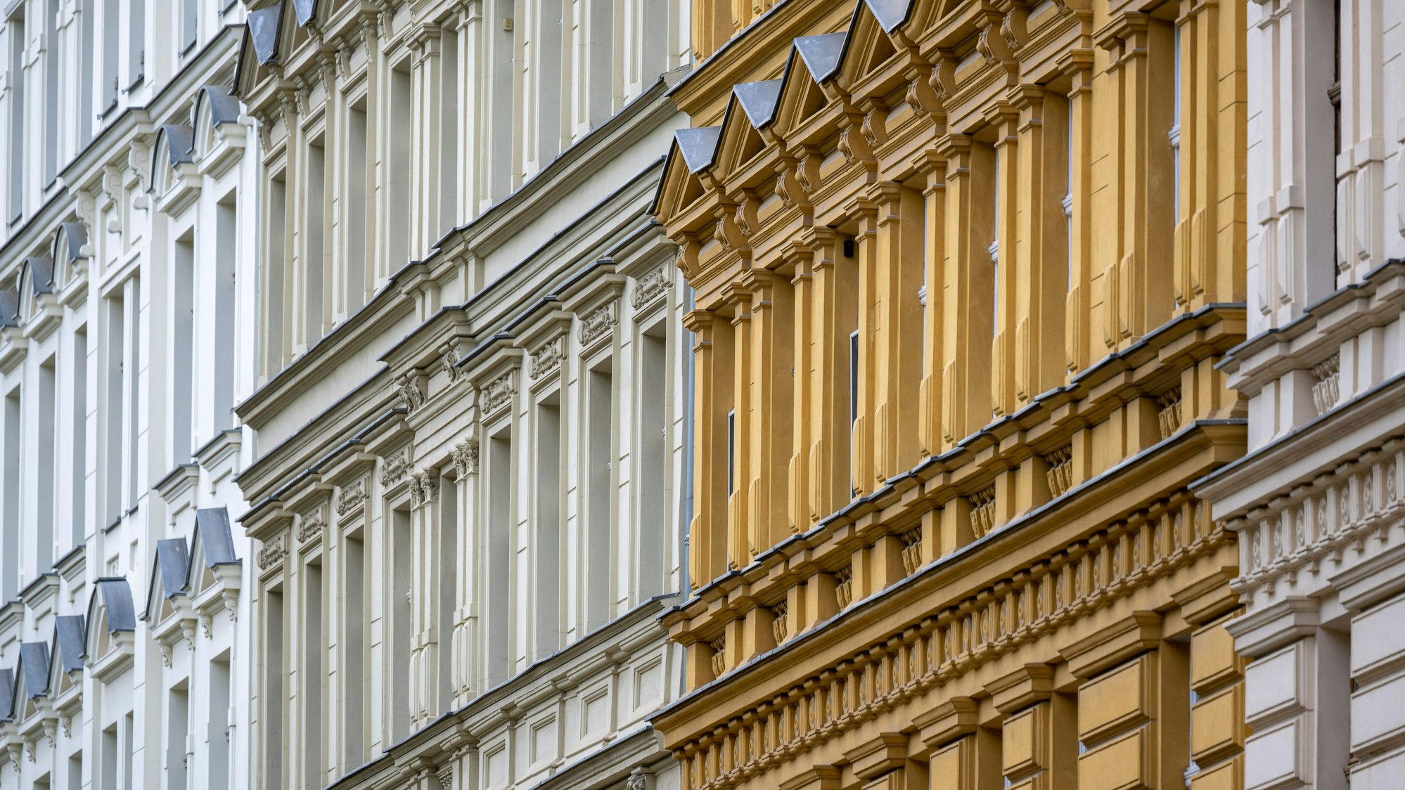 Blick auf sanierte Altbaufassaden