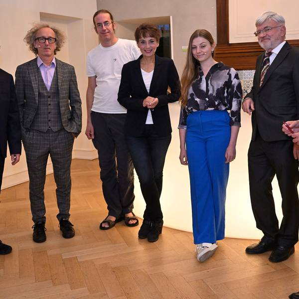 Beim Finale des Kabarettfestivals 2023 präsentierten sich Bern Blömer, Dirk Tillack, Martin Quodbach, Sabine Domogala , Lara Ermer, Jürgen Rembold und Alwin-Georg Maibach (v. l.) für das Gruppenfoto.