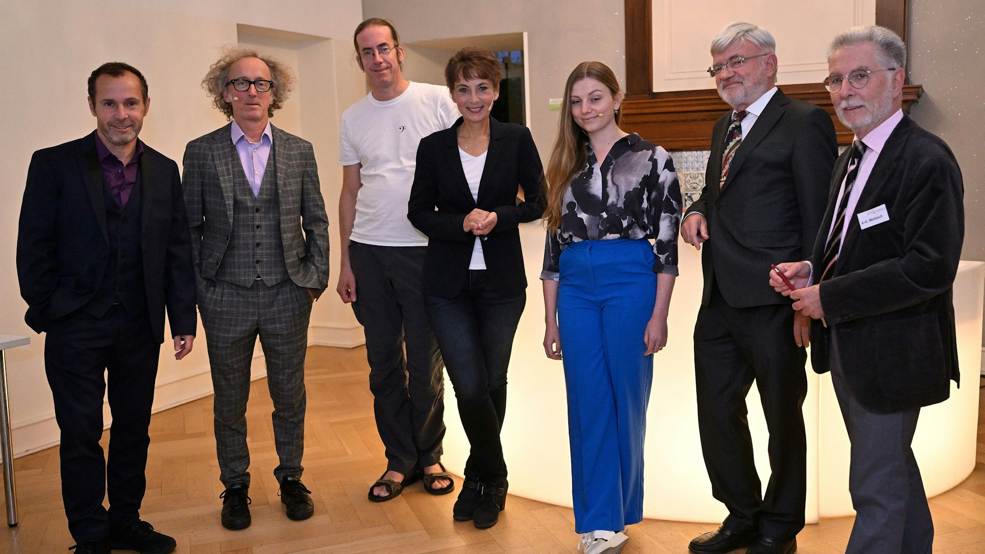 Beim Finale des Kabarettfestivals 2023 präsentierten sich Bern Blömer, Dirk Tillack, Martin Quodbach, Sabine Domogala , Lara Ermer, Jürgen Rembold und Alwin-Georg Maibach (v. l.) für das Gruppenfoto.