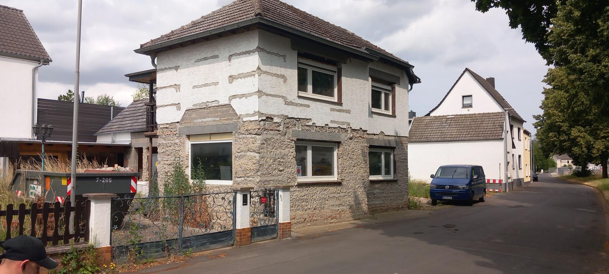 Ein Haus hat im ersten Stockwerk keine richtige Fassade mehr.