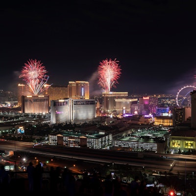 Feuerwerk erleuchtet den Strip in Las Vegas.