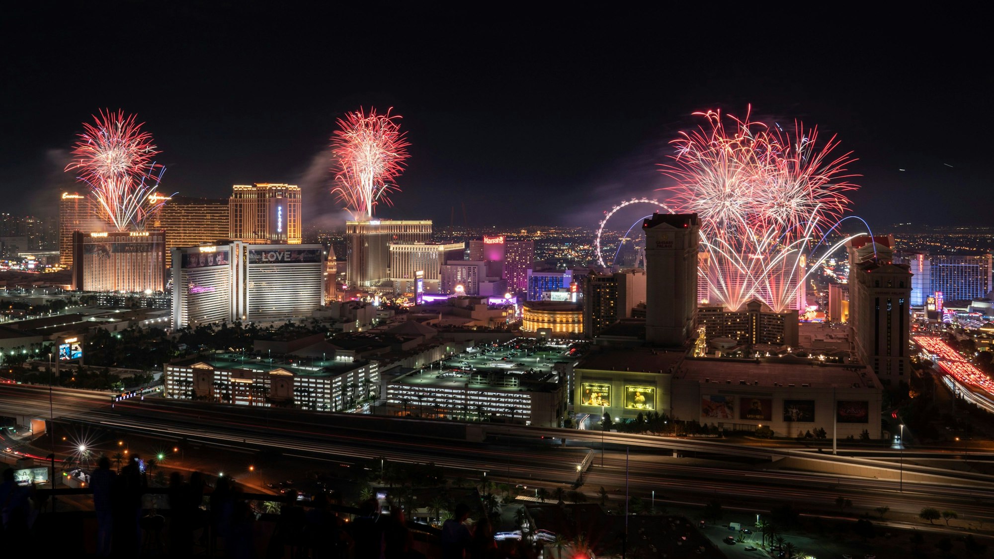 Feuerwerk erleuchtet den Strip in Las Vegas.