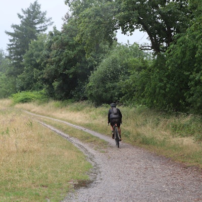Auch mit dem Rad ist der Gipfel der Glessener Höhe in Pulheim zu erreichen.