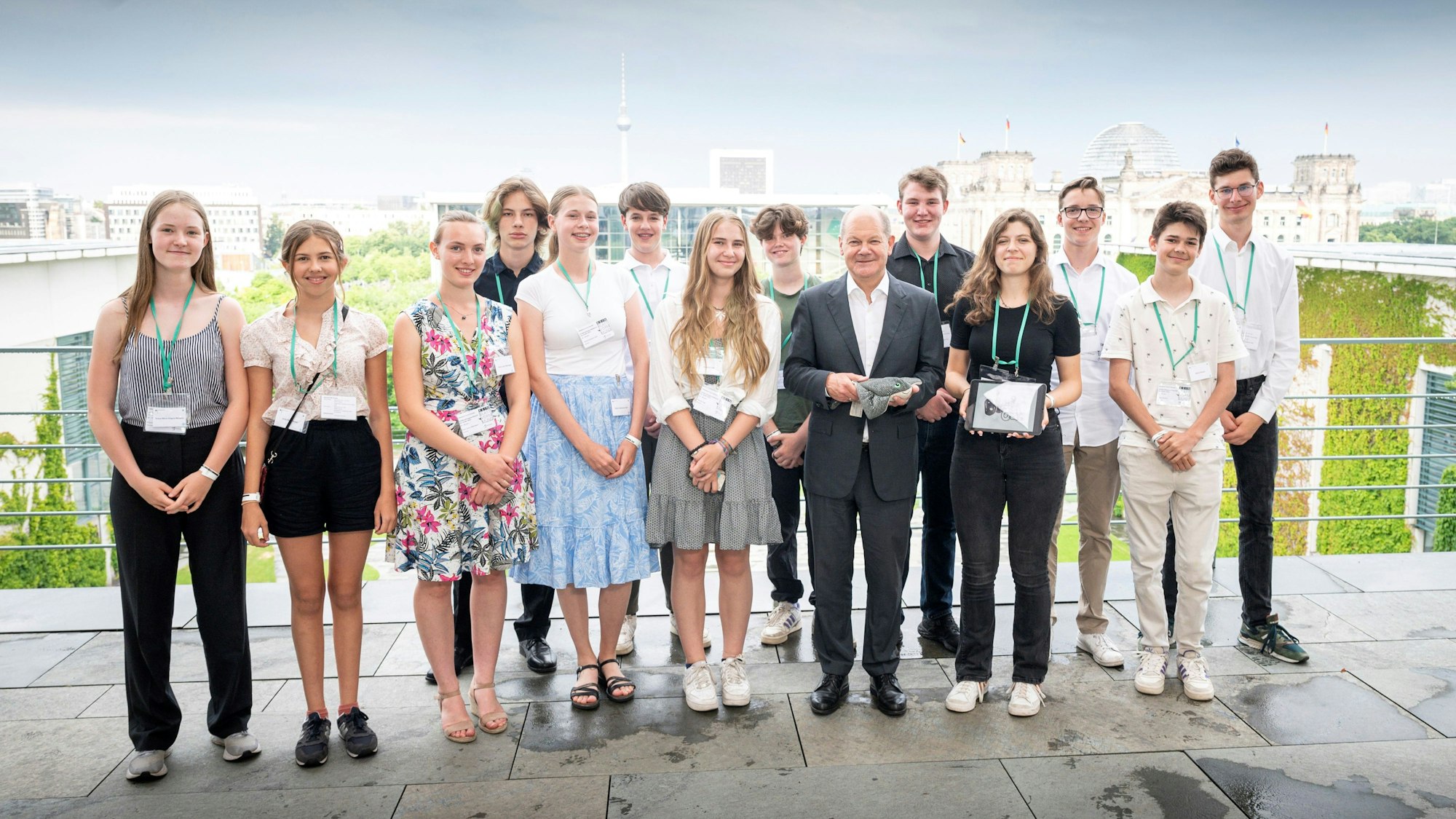 Die gesamte Redaktion bei einem Foto mit Bundeskanzler Olaf Scholz.