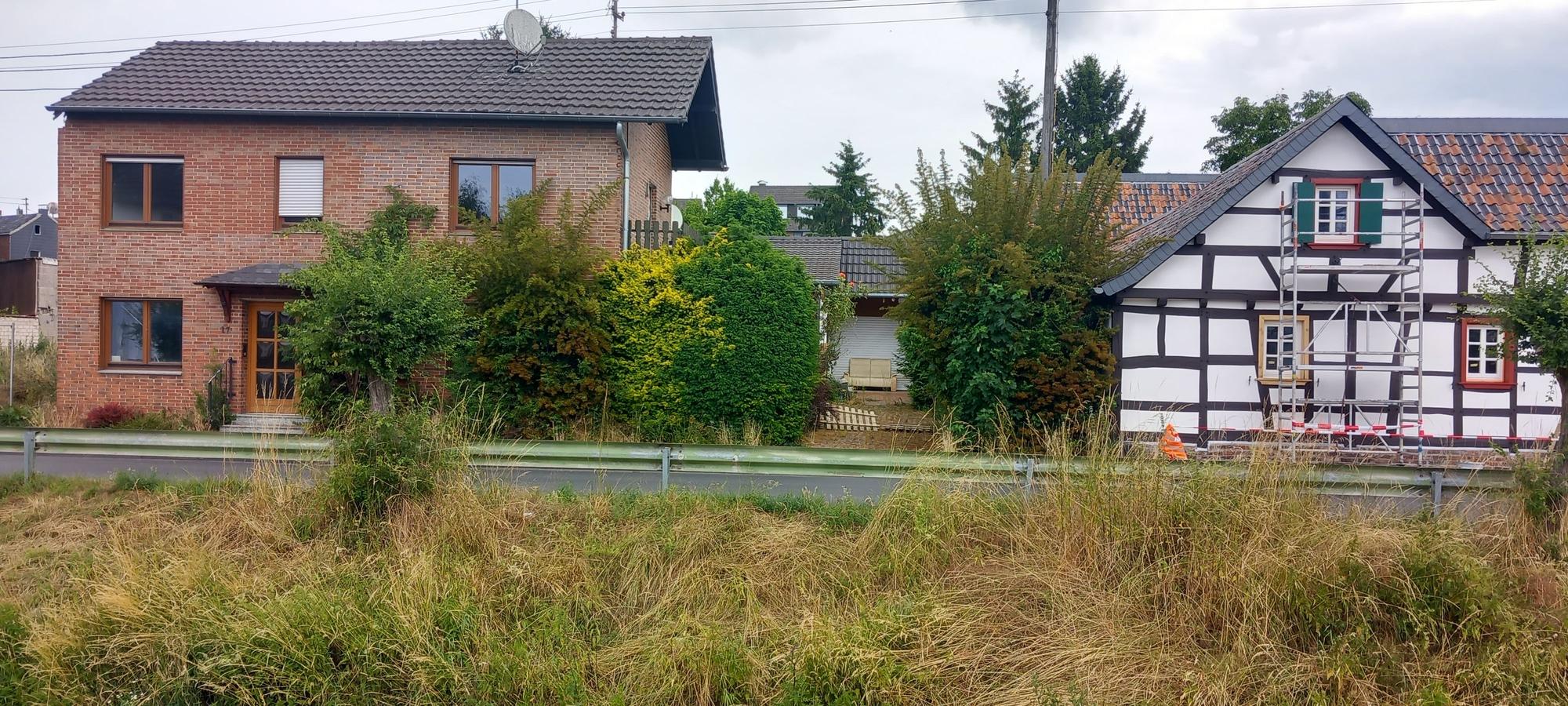 29.06.2023 Swisttal-Heimerzheim: Rundgang knapp zwei Jahre nach der Flut. Fassade bereits saniert, Baulücke und lädiertes Haus auf einem Bild
