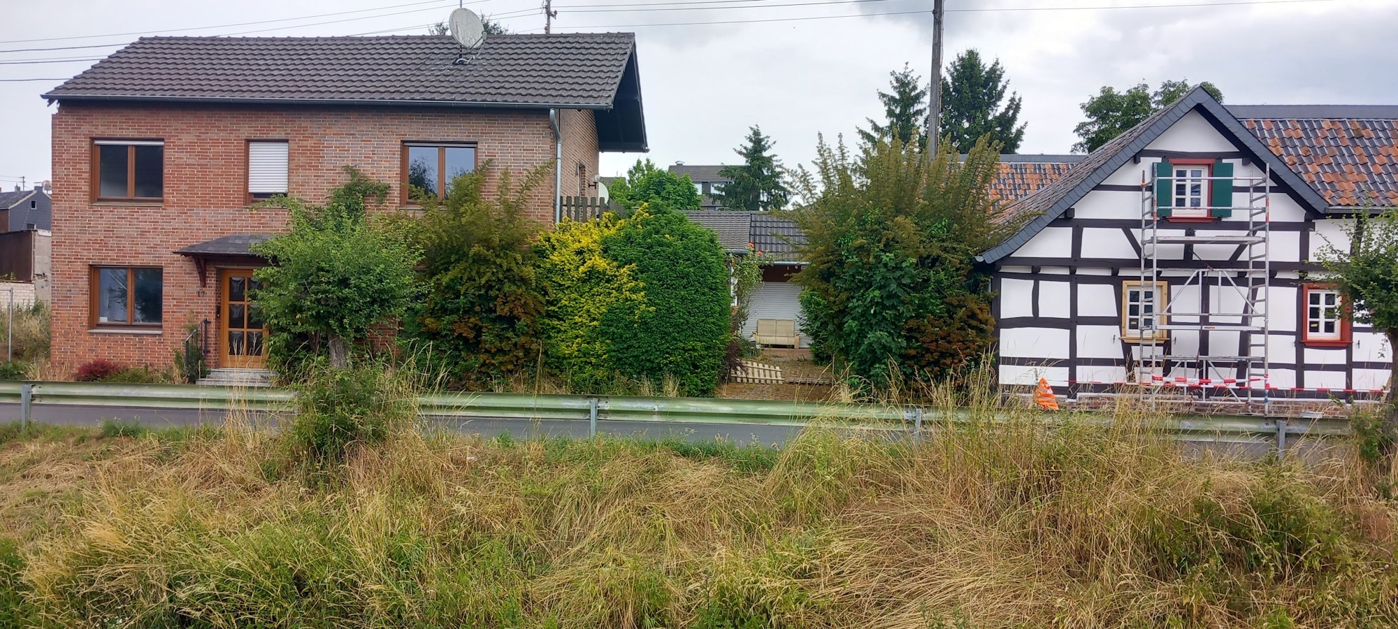 29.06.2023 Swisttal-Heimerzheim: Rundgang knapp zwei Jahre nach der Flut. Fassade bereits saniert, Baulücke und lädiertes Haus auf einem Bild