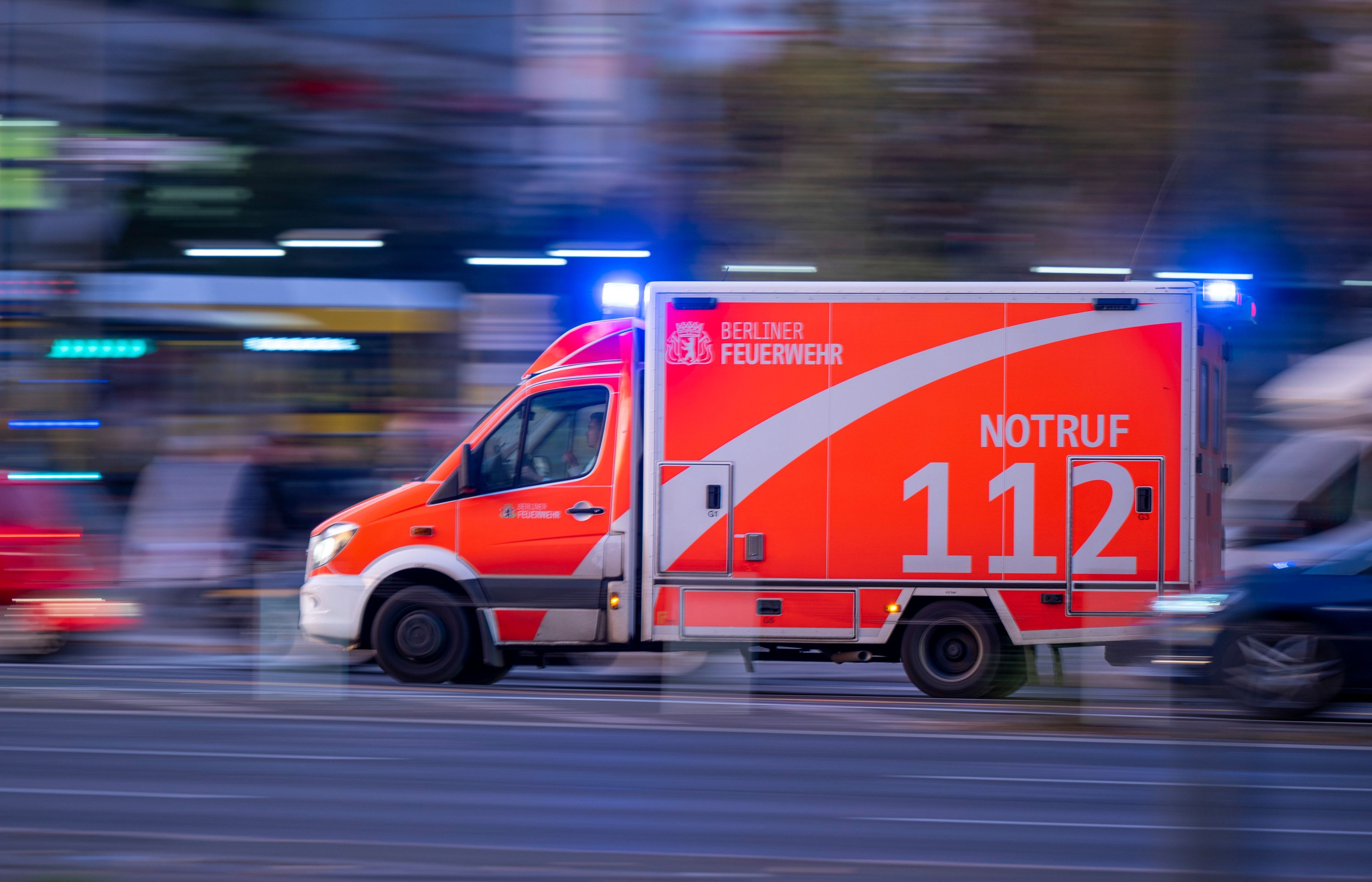 ARCHIV - 11.11.2022, Berlin: Ein Rettungswagen der Berliner Feuerwehr fährt mit Blaulicht zum Einsatz. Eine 17-Jährige ist bei einer Abiturfeier in Berlin-Neukölln nach Angaben eines Polizeisprechers durch eine Plexiglaskuppel gestürzt und tödlich verletzt worden. Wie die Polizei am Montagmorgen mitteilte, kletterten in der Nacht zu Montag bei einer Feier zwei Personen auf ein Dachfenster eines Hotels. Dabei kam es zu dem Sturz. (zu: "17-Jährige stürzt bei Abifeier durch Plexiglaskuppel und stirbt") Foto: Monika Skolimowska/dpa +++ dpa-Bildfunk +++