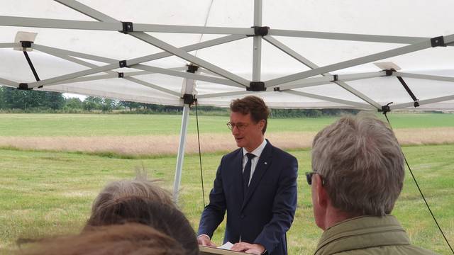 Ministerpräsident Hendrik Wüst hält eine Rede an der Blankenheimer Gedenkstätte.