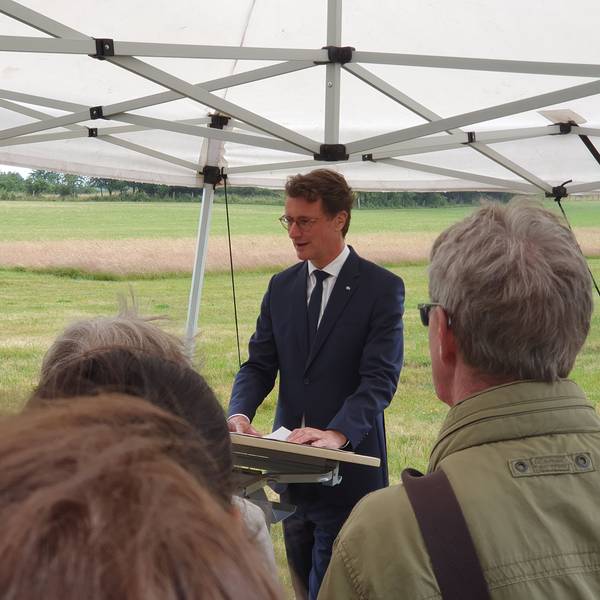 Ministerpräsident Hendrik Wüst hält eine Rede an der Blankenheimer Gedenkstätte.