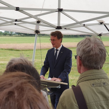 Ministerpräsident Hendrik Wüst hält eine Rede an der Blankenheimer Gedenkstätte.