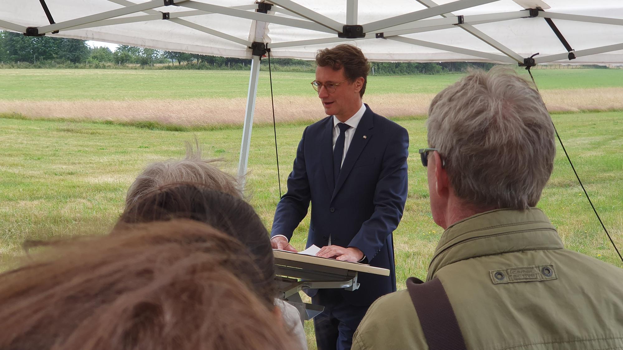 Ministerpräsident Hendrik Wüst hält eine Rede an der Blankenheimer Gedenkstätte.