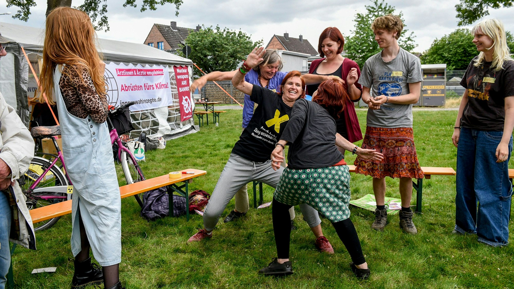 Die ersten Gäste des Zukunftscamps Nörvenich lernen sich bei Spielen und in Gesprächen kennen.