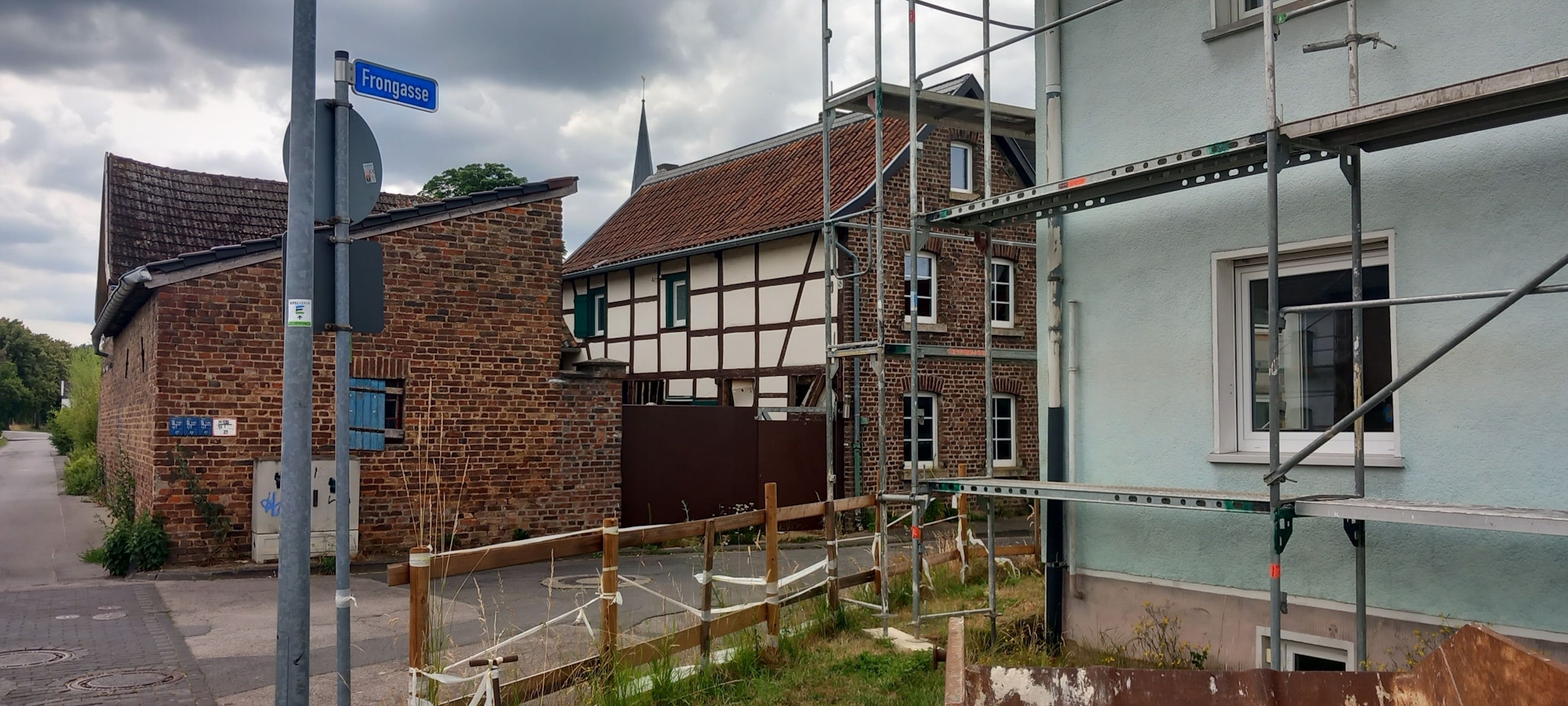 Vor einem Haus steht ein Baugerüst.