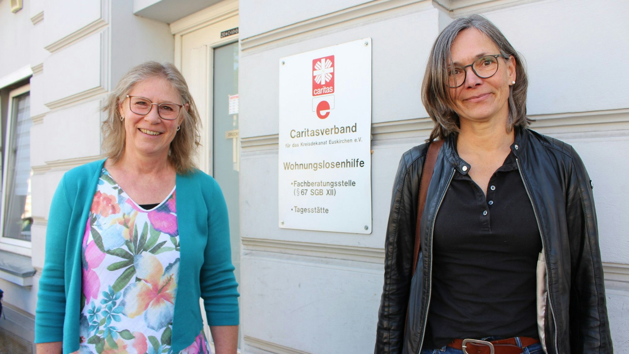 Maria Surges-Brilon (Bereichsleiterin der Sucht- und Wohnungslosenhilfe, 
Geschäftsführender Vorstand) und Pia Schön-Krebs (Sozialarbeiterin, Kümmerer-Team) stehen vor der Notschlafstelle der Caritas in Euskirchen.