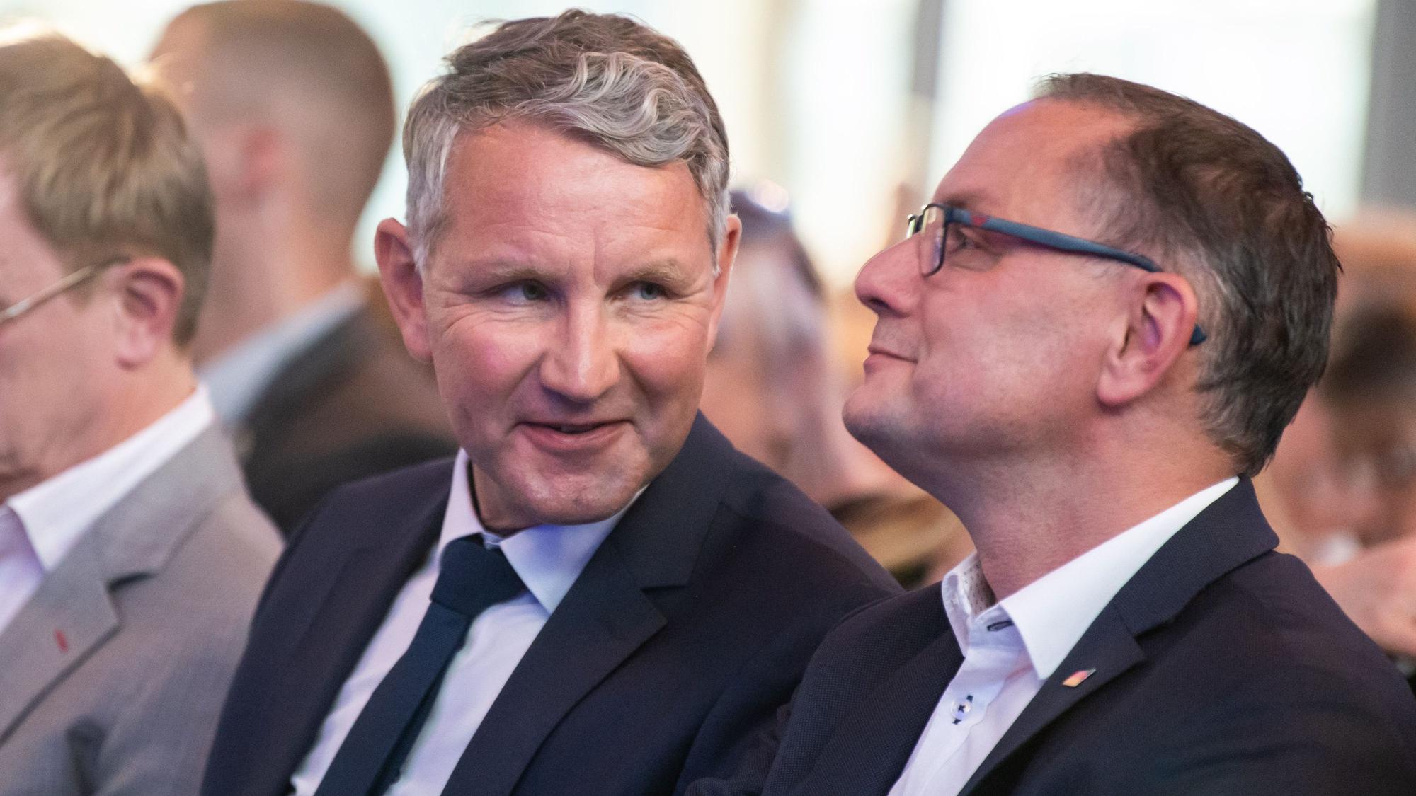 Björn Höcke (l), Fraktionsvorsitzender der AfD Thüringen, unterhält sich mit Tino Chrupalla, Vorsitzender der AfD-Bundestagsfraktion. (Symbolbild)