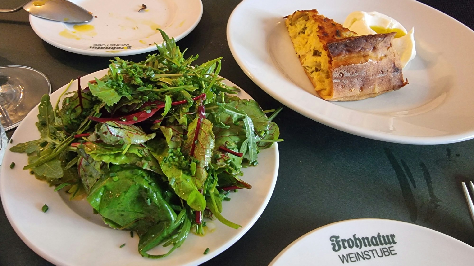 Zwiebelkuchen mit Labneh und Leinöl.