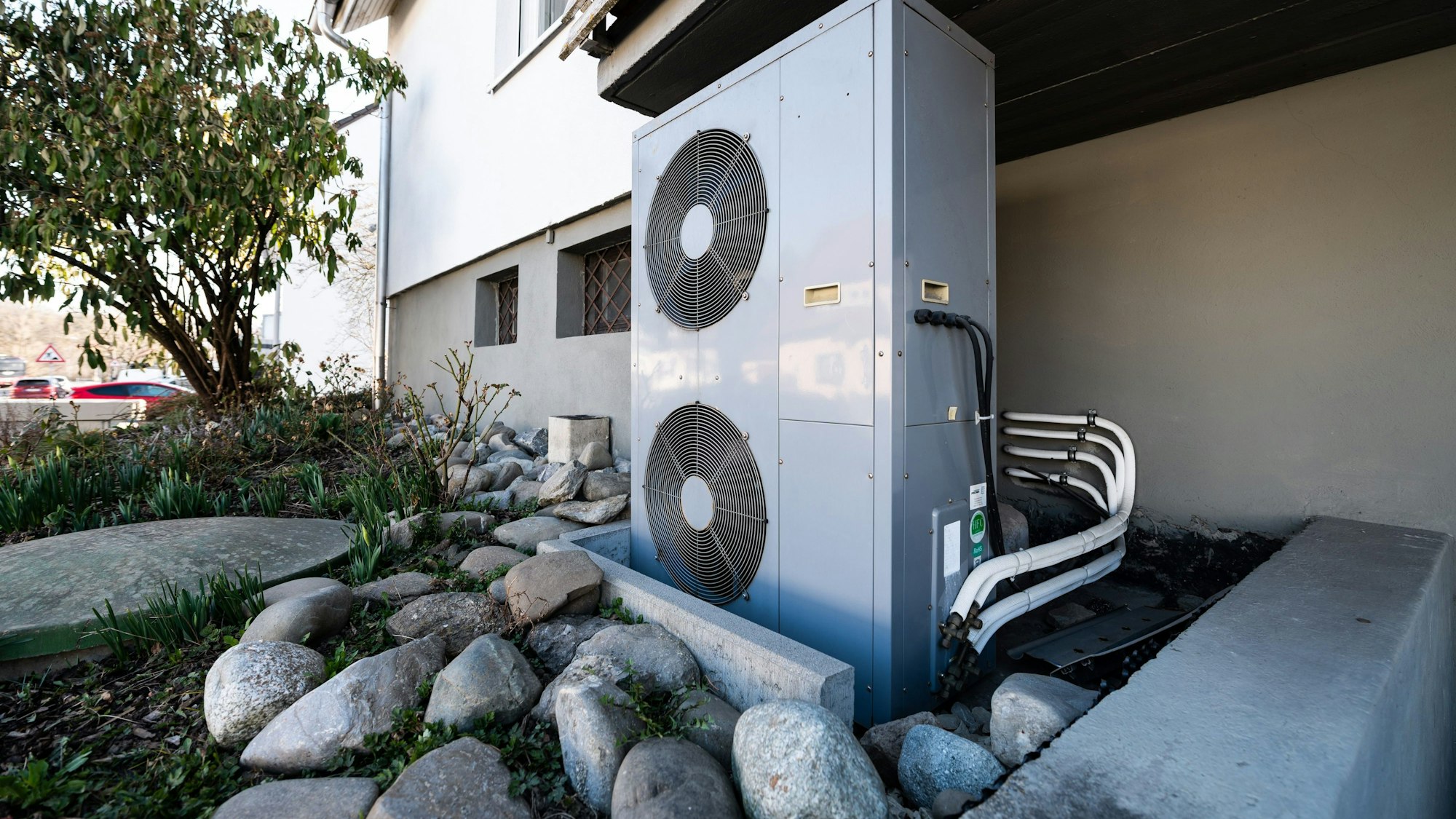 Die Lüftungsanlage einer Wärmepumpe. Wärmepumpen sind ein wichtiger Bestandteil des neuen Heizungsgesetzes, das die Ampel-Regierung erzielen will. (Symbolbild)