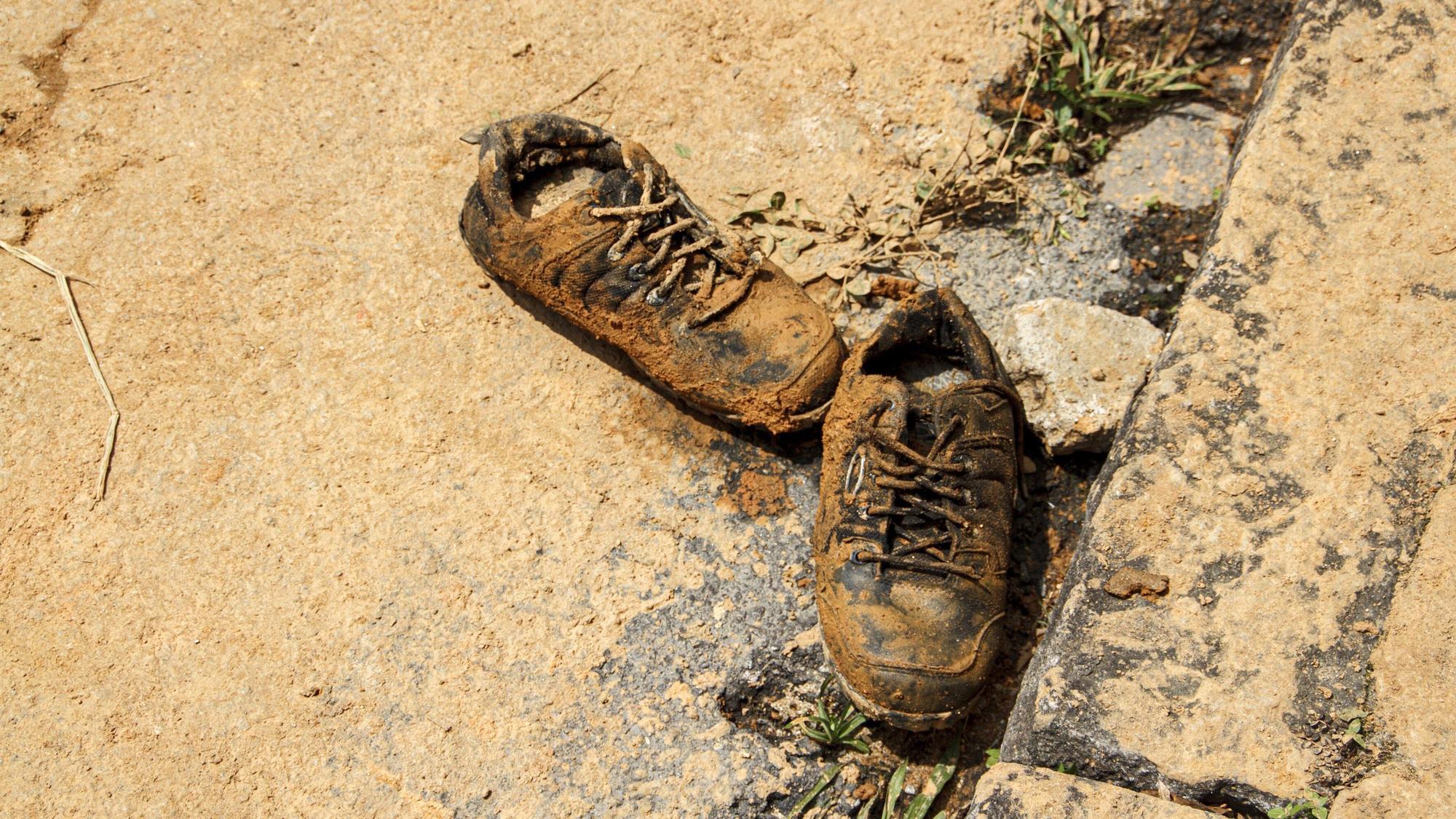 16.02.2022, Brasilien, Rio De Janeiro: Schuhe sind nach einem Erdrutsch im Schlamm zu sehen. Mindestens 80 Häuser wurden laut Berichten von einer Schlammlawine erfasst, mehr als 300 Personen mussten demnach ihre Häuser verlassen. Es wird nach Verschütteten gesucht. Foto: Erica Martin/TheNEWS2 via ZUMA Press Wire/dpa +++ dpa-Bildfunk +++