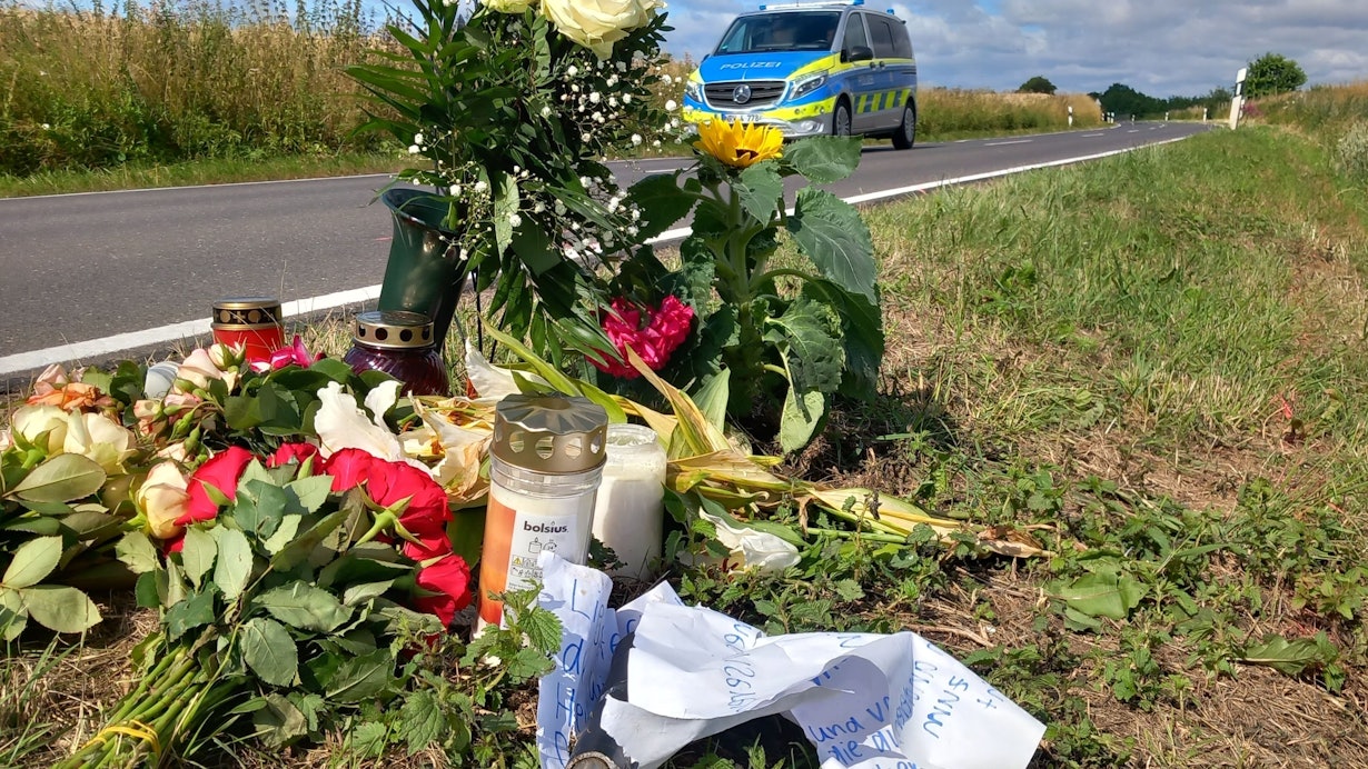 5. Juli 2023: Am Ort, an dem eine 17-Jährige auf einem E-Bike nach dem Frontalzusammenstoß mit einem Auto starb, zwischen Villip und Gimmersdorf, liegen Blumen und Kerzen sowie eine Nachricht von Freunden mit einem abgebrochenen Stück Lenker.