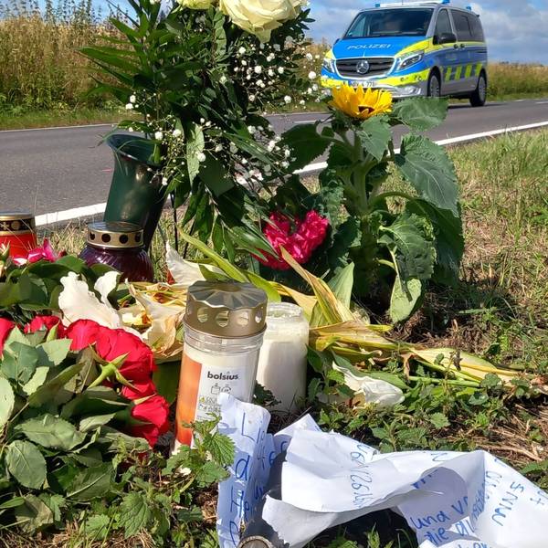 5. Juli 2023: Am Ort, an dem eine 17-Jährige auf einem E-Bike nach dem Frontalzusammenstoß mit einem Auto starb, zwischen Villip und Gimmersdorf, liegen Blumen und Kerzen sowie eine Nachricht von Freunden mit einem abgebrochenen Stück Lenker.