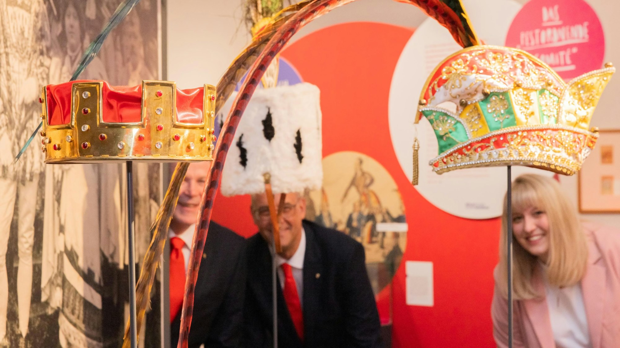 Der Kopfschmuck von Prinz, Bauer und Jungfrau darf in der Ausstellung zum Jubiläum des Kölner Karnevals nicht fehlen. Kuratiert wurde die Schau von Jahanna Cremer (l.)