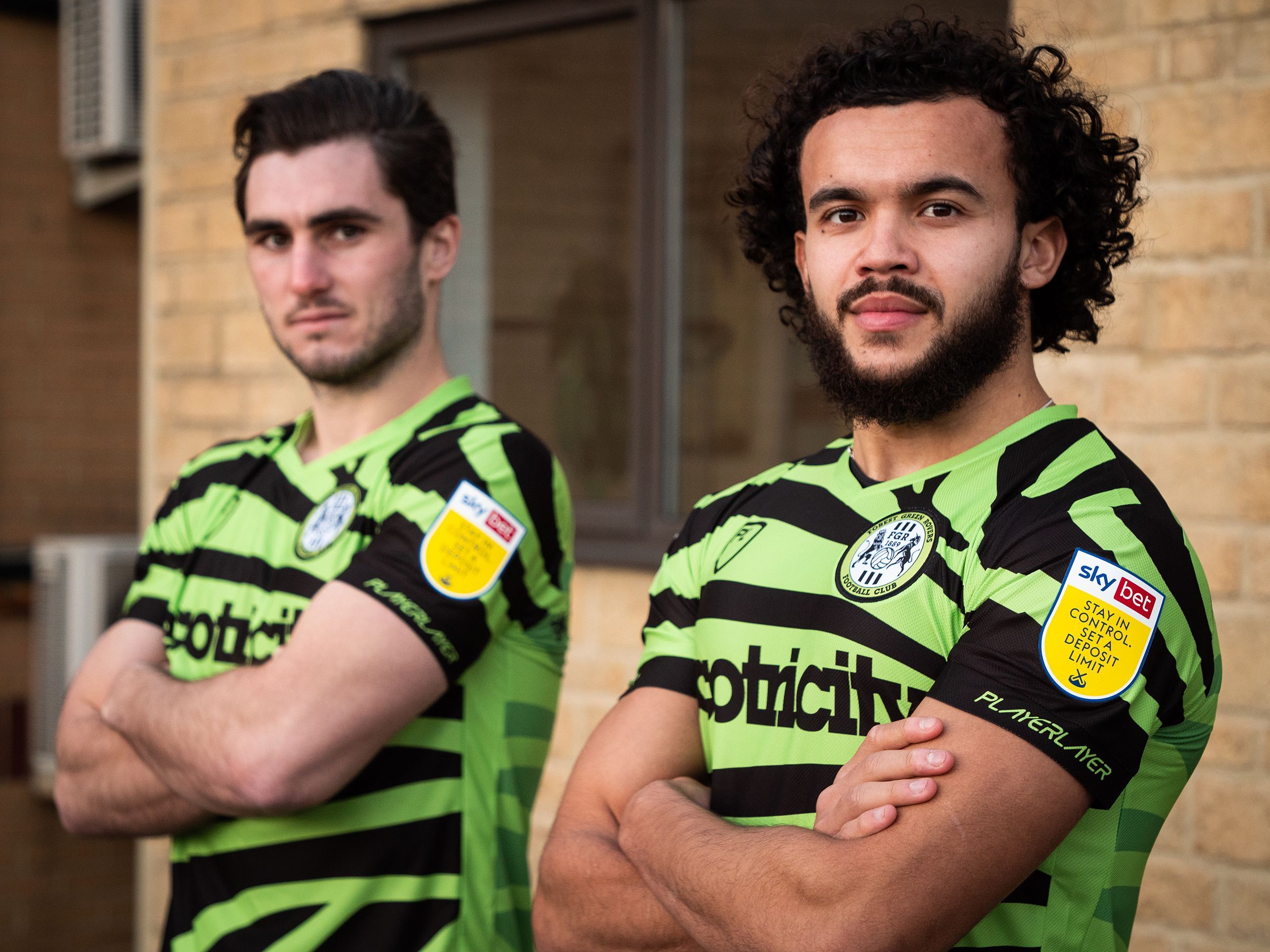 Forest Green-Verteidiger Dominic Bernard (r) präsentiert ein Trikot aus recyceltem Materialien.