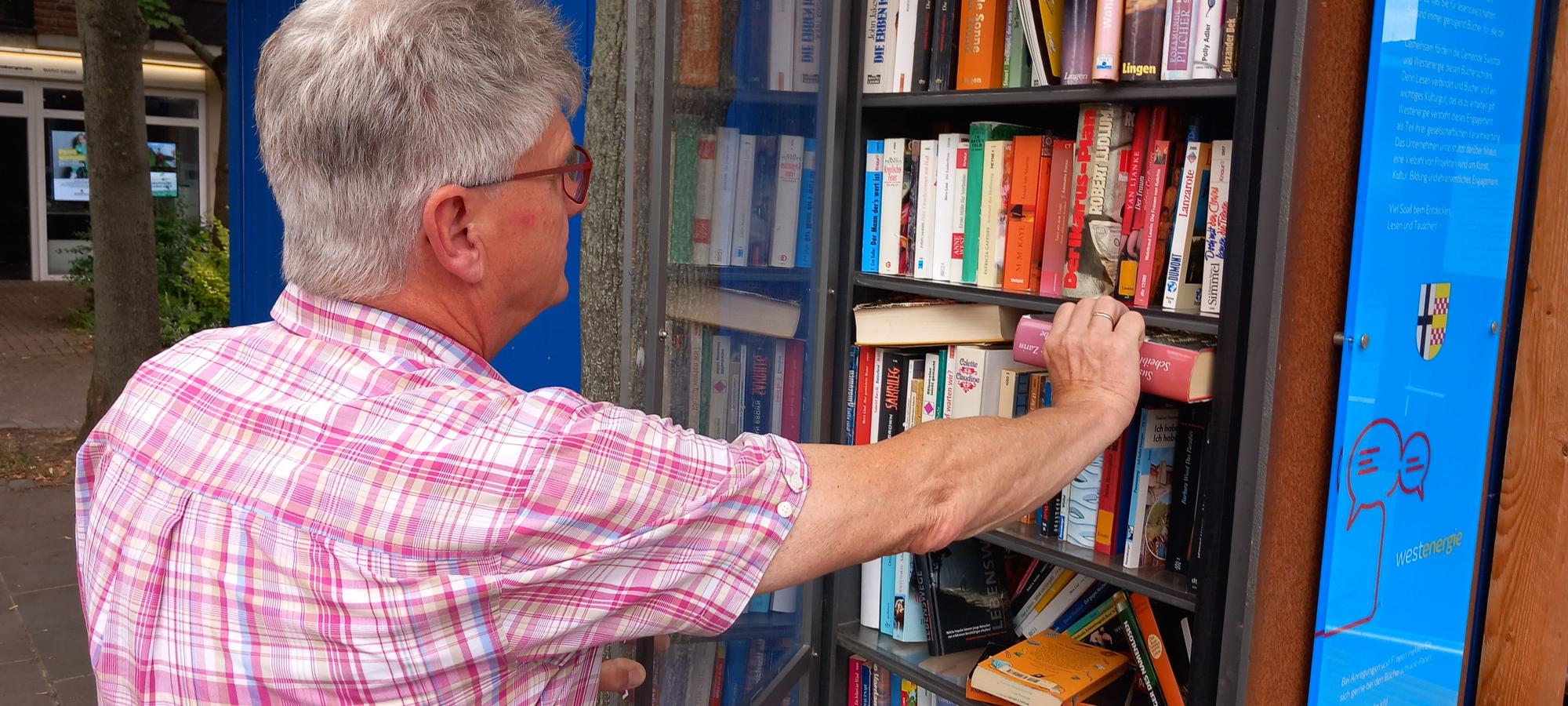 29.06.2023 Swisttal-Heimerzheim: Rundgang knapp zwei Jahre nach der Flut. Hermann Menth schaut in den Bücherschrank, den seine Frau betreut.