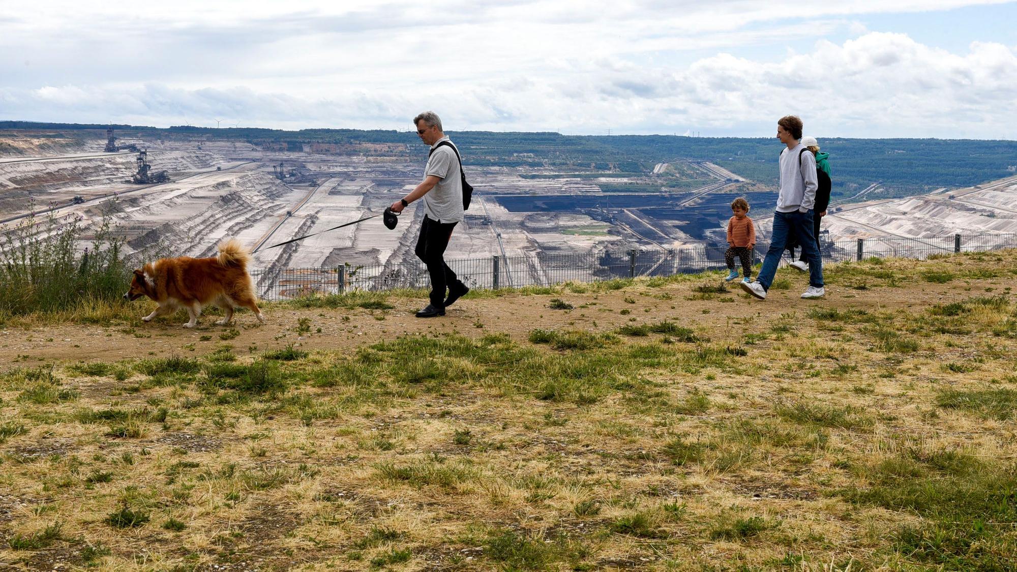 Der Blick in den Tagebau Hambach lohnt einen Ausflug nach Terra Nova.