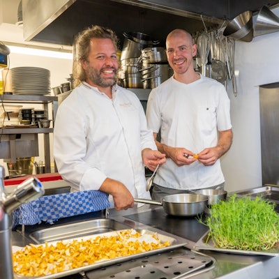 Die Köche Jan C. Maier & Tobias Becker stehen in der Küche des Sternerestaurants Maibeck