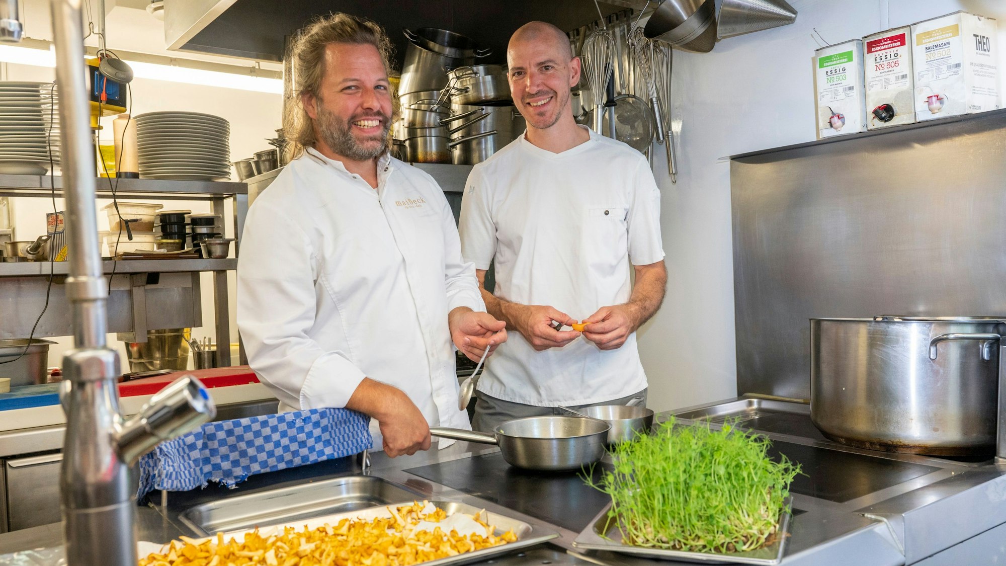 Die Köche Jan C. Maier & Tobias Becker stehen in der Küche des Sternerestaurants Maibeck