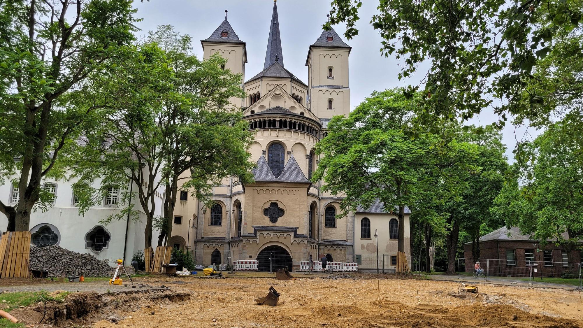 Auf dem Foto sind die Kirche St. Nikolaus und eine riesige Sandfläche zu sehen.