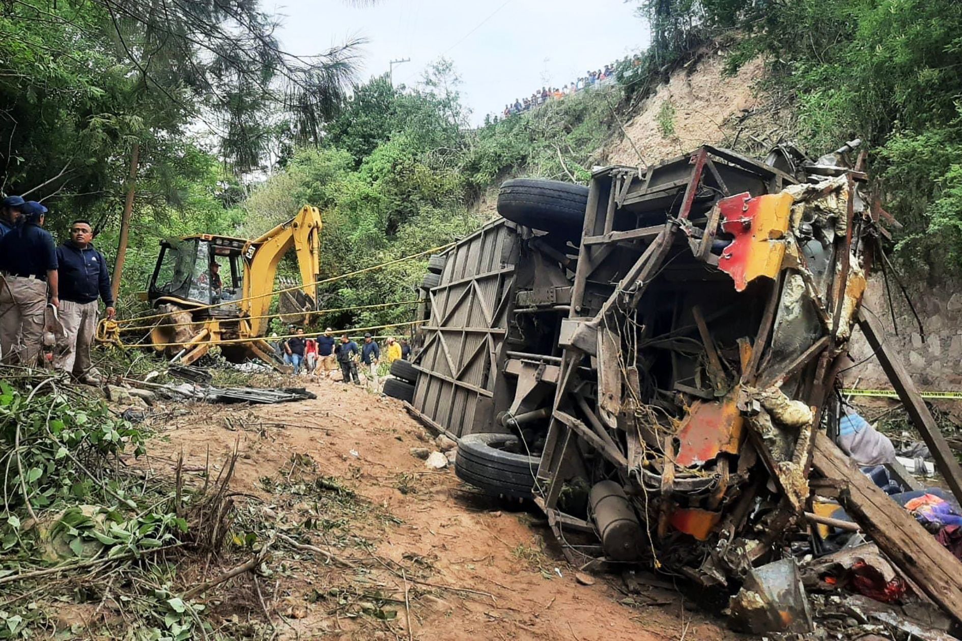 Der Bus sei am Mittwochmorgen (Ortszeit) in Magdalena Peñasco im Bundesstaat Oaxaca einen etwa 20 Meter tiefen Abhang hinuntergestürzt.