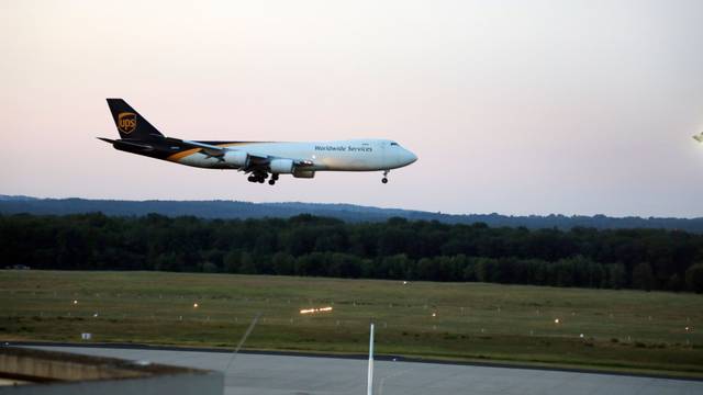 Ein Flugzeug landet.