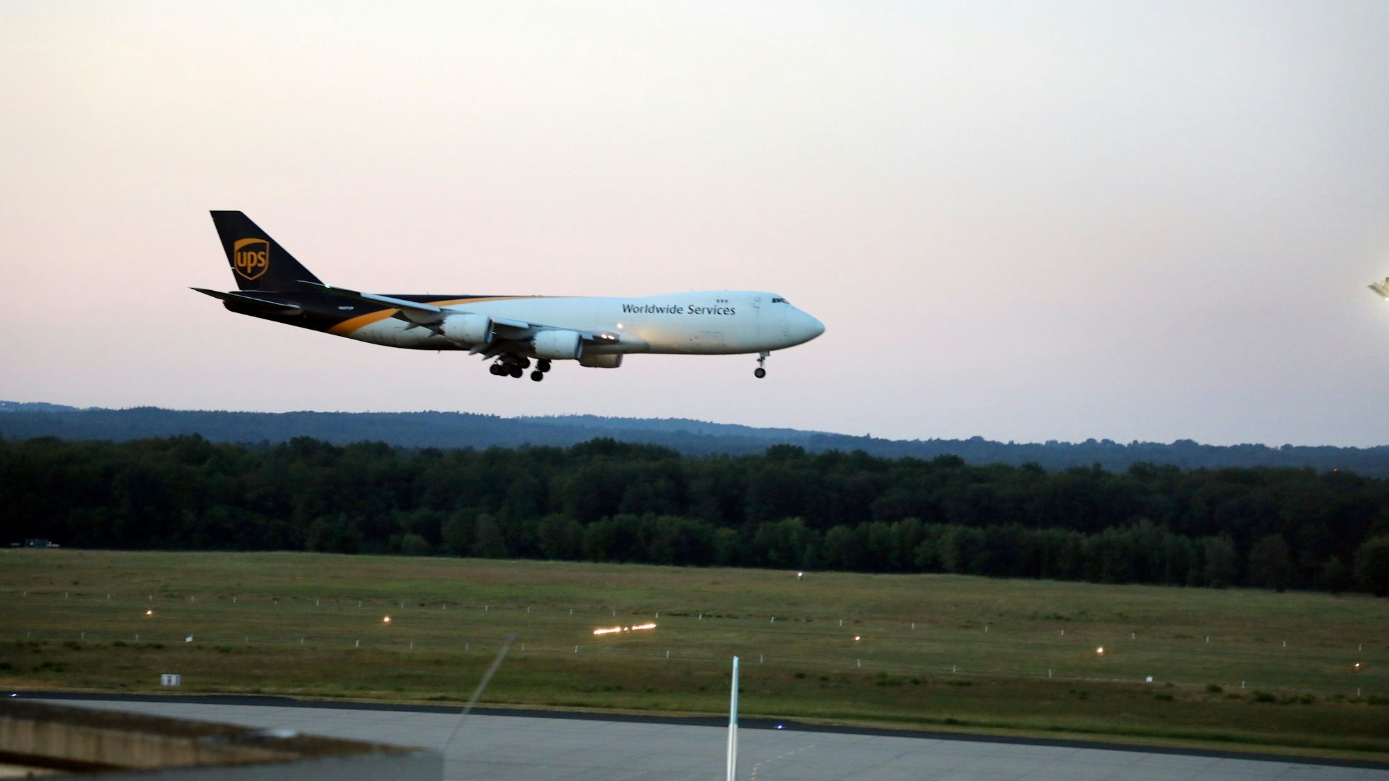 Ein Flugzeug landet.