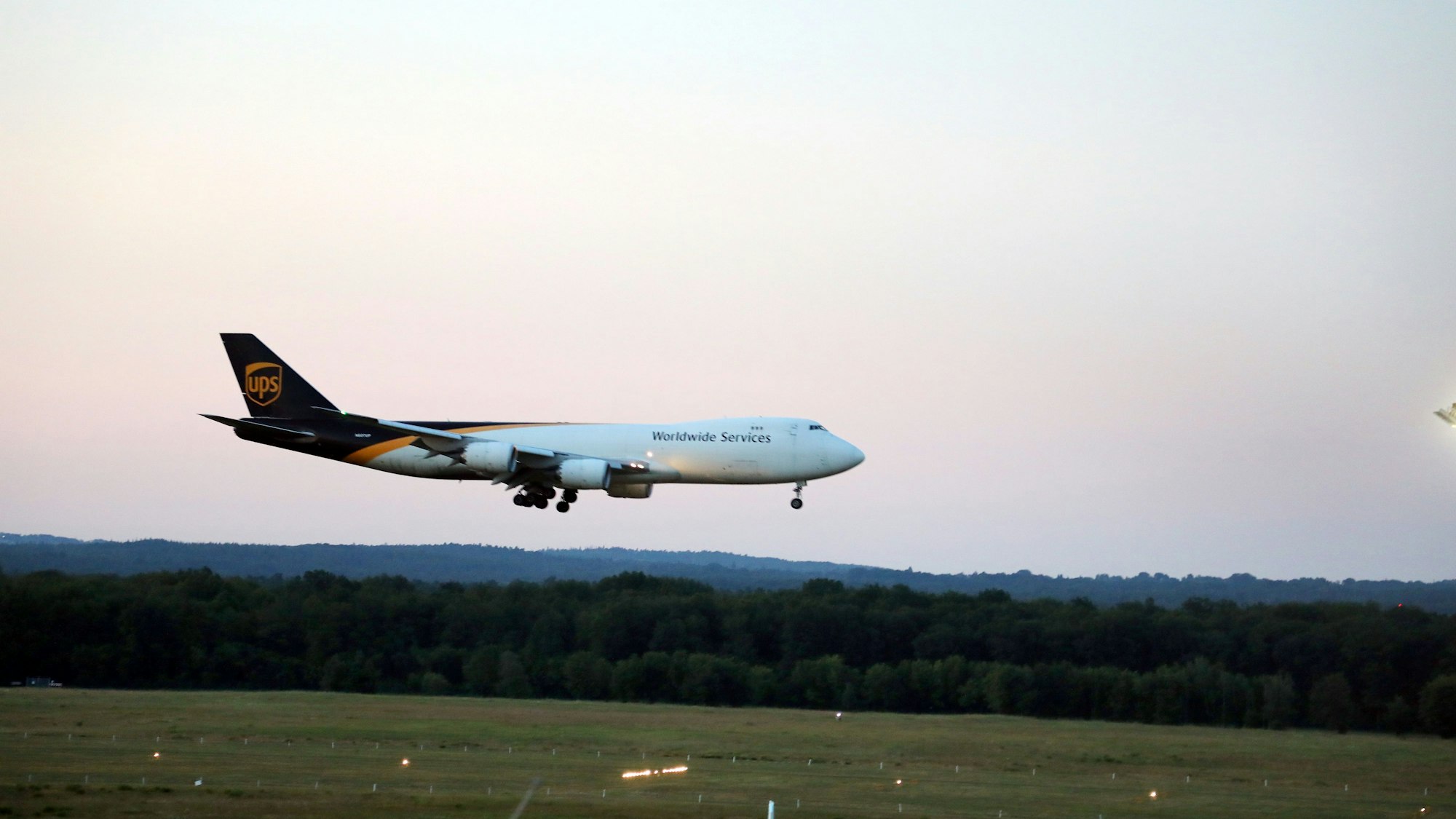 Ein Flugzeug landet.