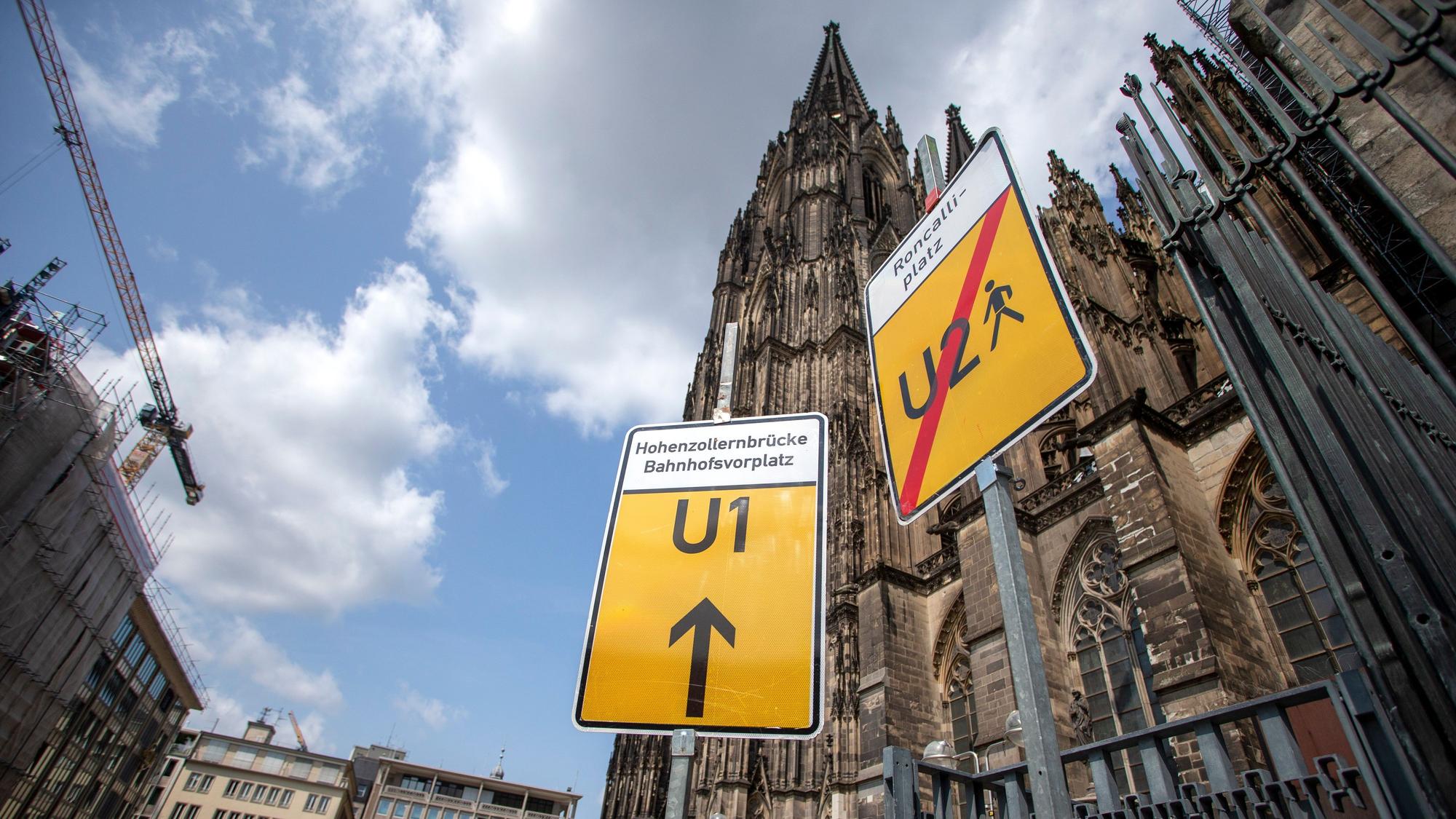 Umleitungsschilder am Kölner Dom.