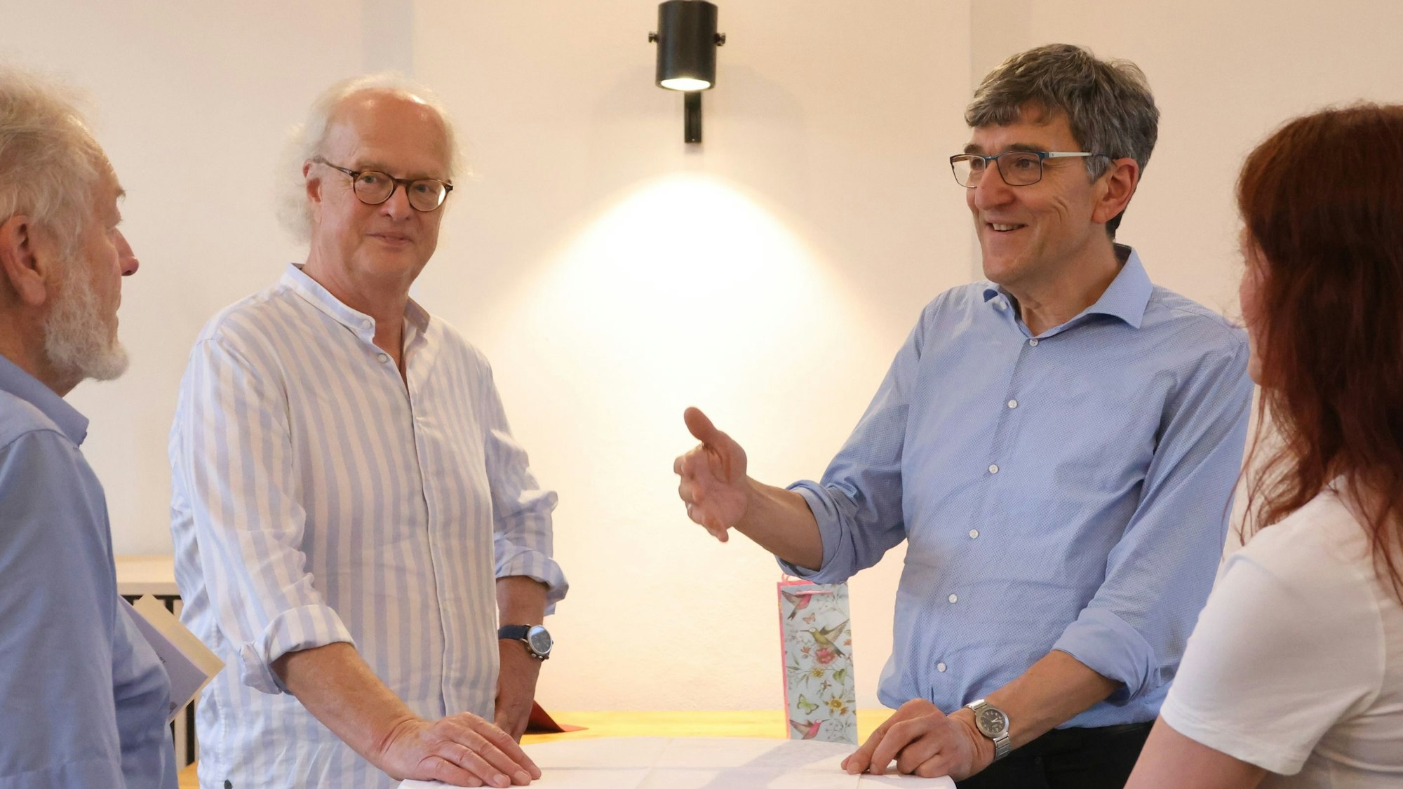 Im Morsbacher Kulturbahnhof macht der Forum „Wissenschaft vor Ort“ ab sofort regelmäßig Station. Initiatoren sind Moderator Michael Braun (l.) und Professor Dr. Michael Bongardt von der Universität in Siegen.
