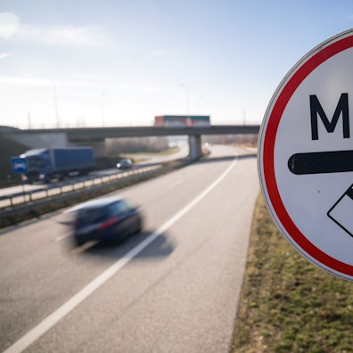Ein Verkehrsschild weist die Autofahrer der Stadtautobahn auf die Mautpflicht für die Passage des Warnowtunnels hin.