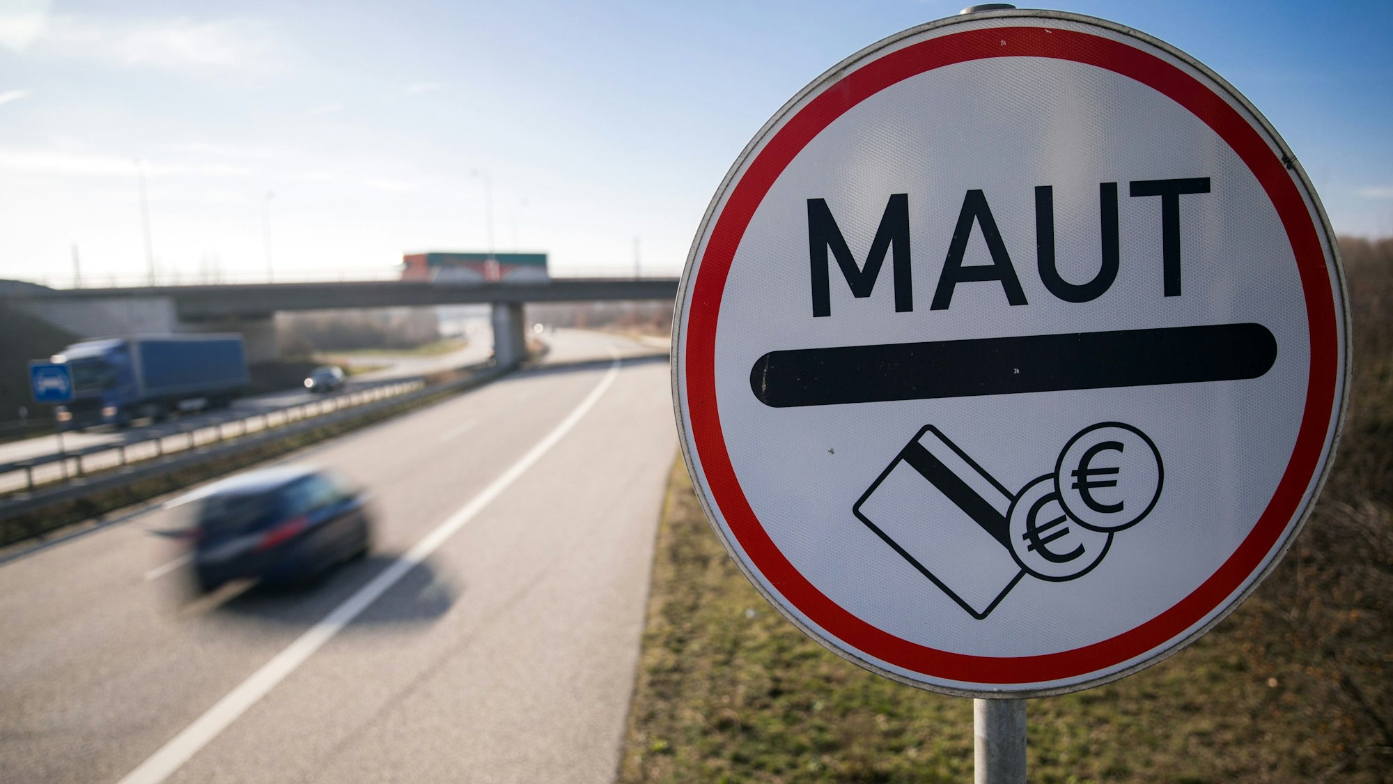 Ein Verkehrsschild weist die Autofahrer der Stadtautobahn auf die Mautpflicht für die Passage des Warnowtunnels hin.