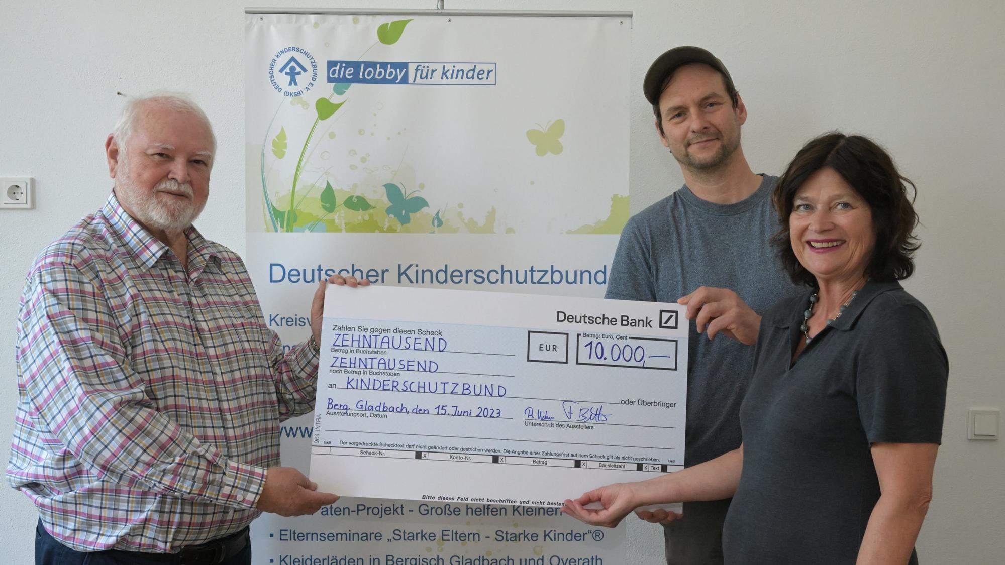 Kinderschutzbund Verdoppelung Spende durch die Bethe Stiftung
v.l.Dr. Johannes Bernhause, Florian Bethe , Katrin Fassin