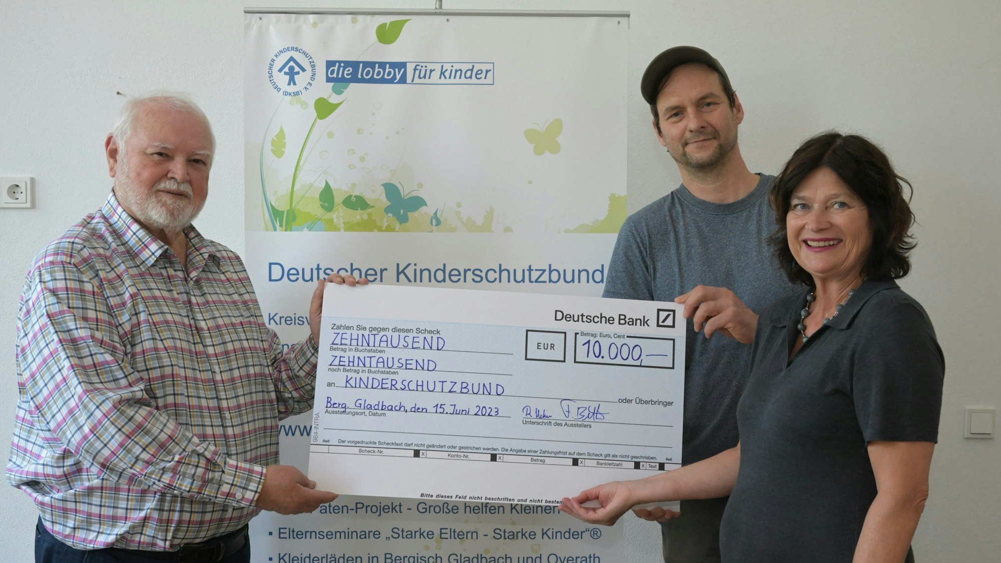 Kinderschutzbund Verdoppelung Spende durch die Bethe Stiftung
v.l.Dr. Johannes Bernhause, Florian Bethe , Katrin Fassin